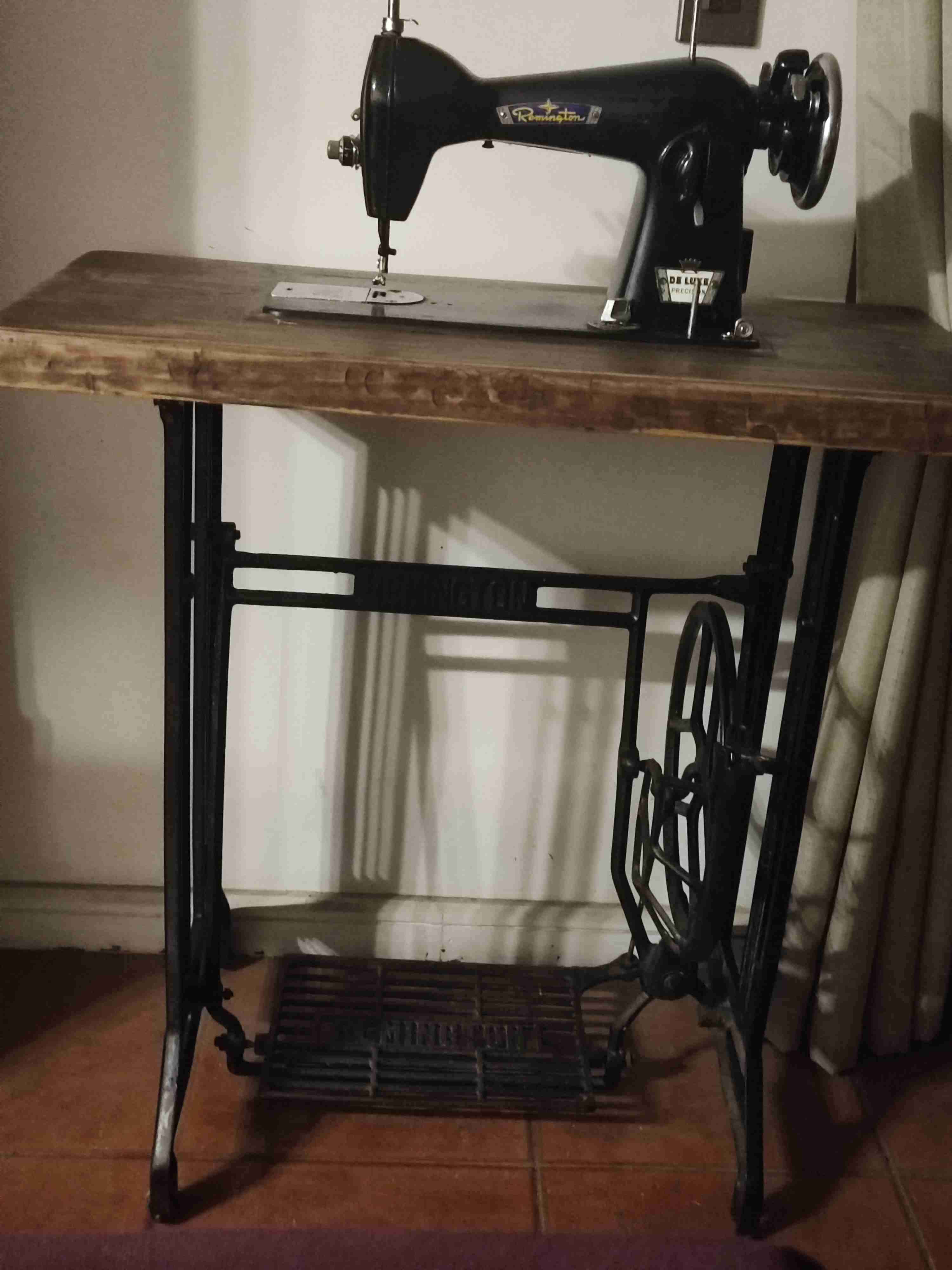 Hermosa Maquina de coser antigua negra - miniatura 5