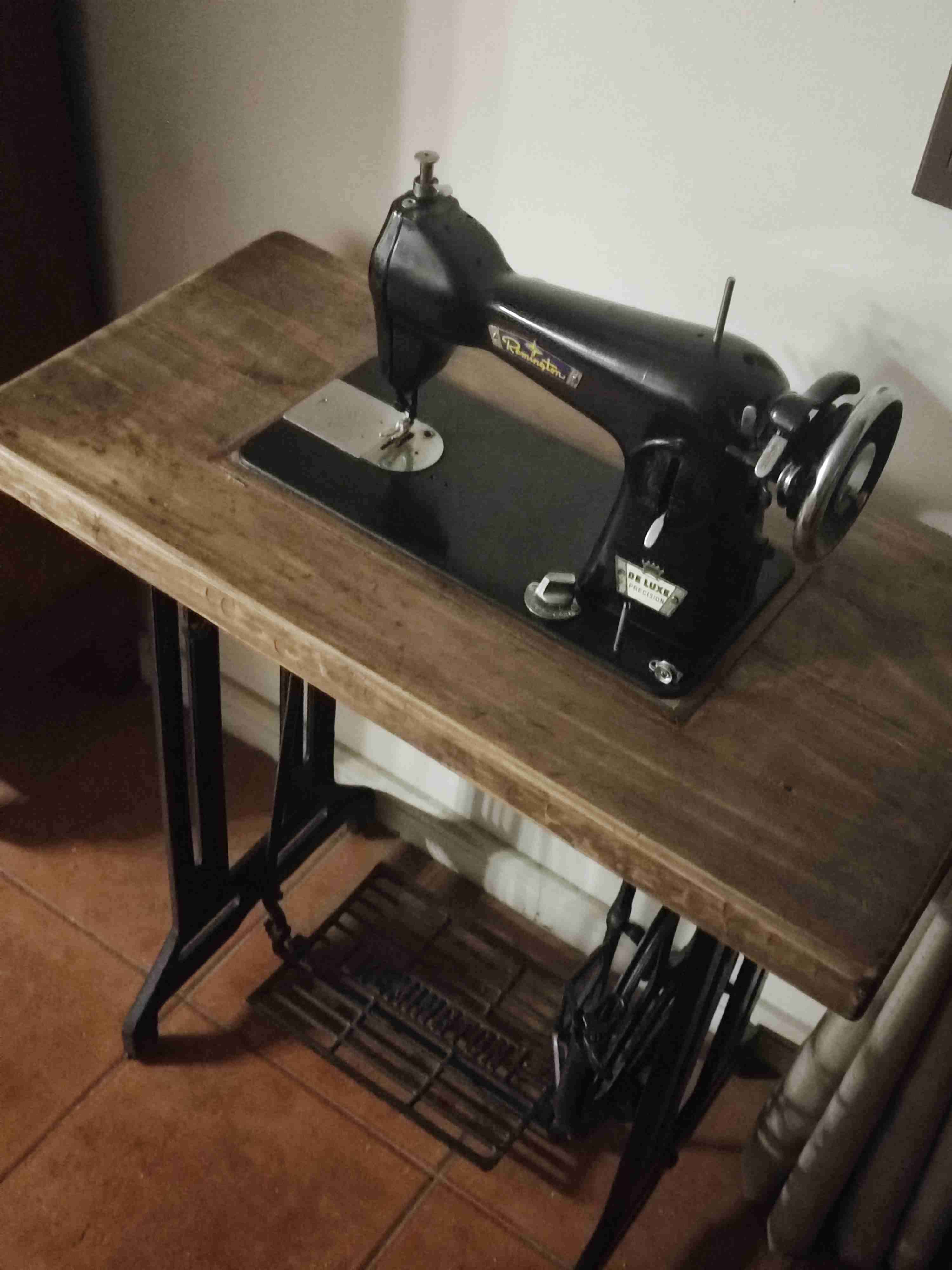 Hermosa Maquina de coser antigua negra - miniatura 6