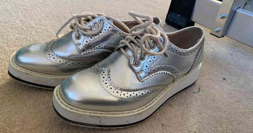 Zapatos plateados con plataforma