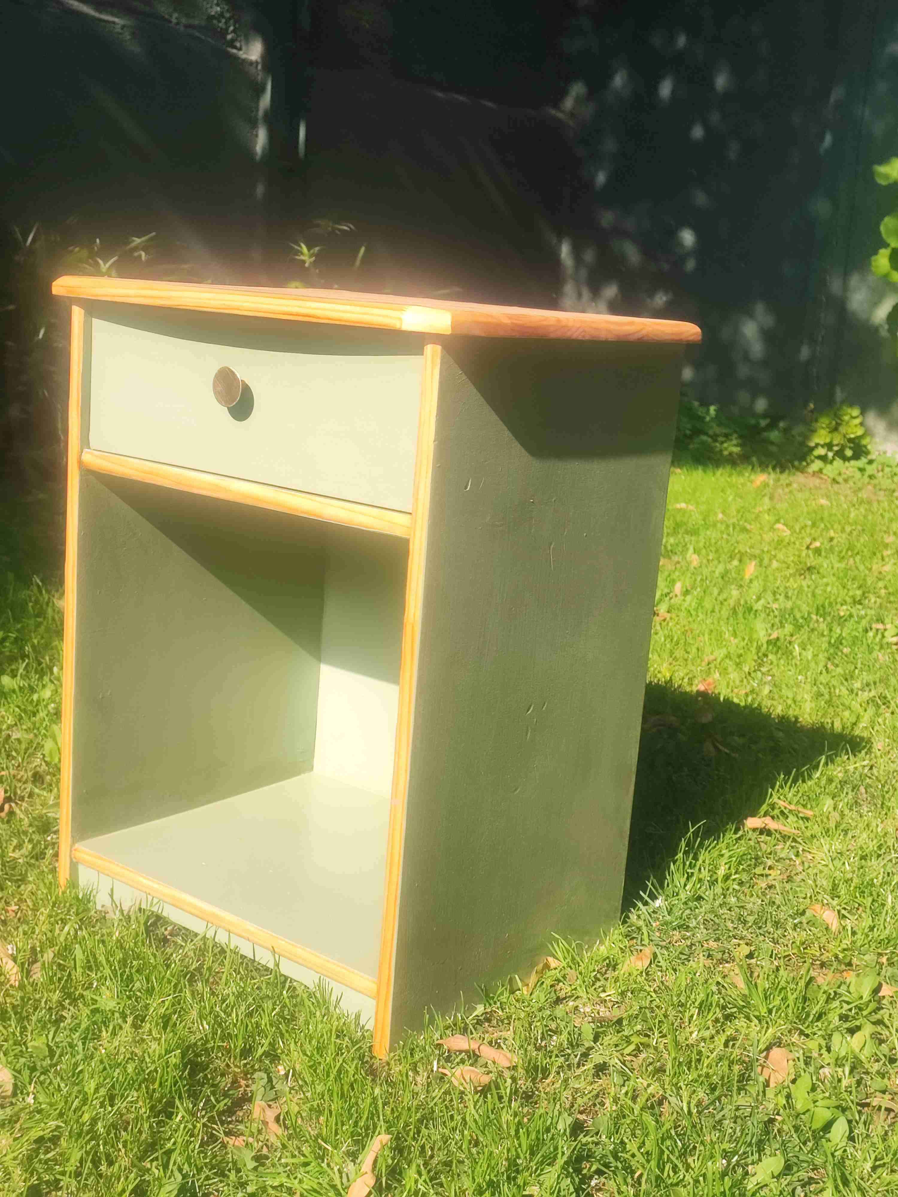 Velador verde pastel de madera