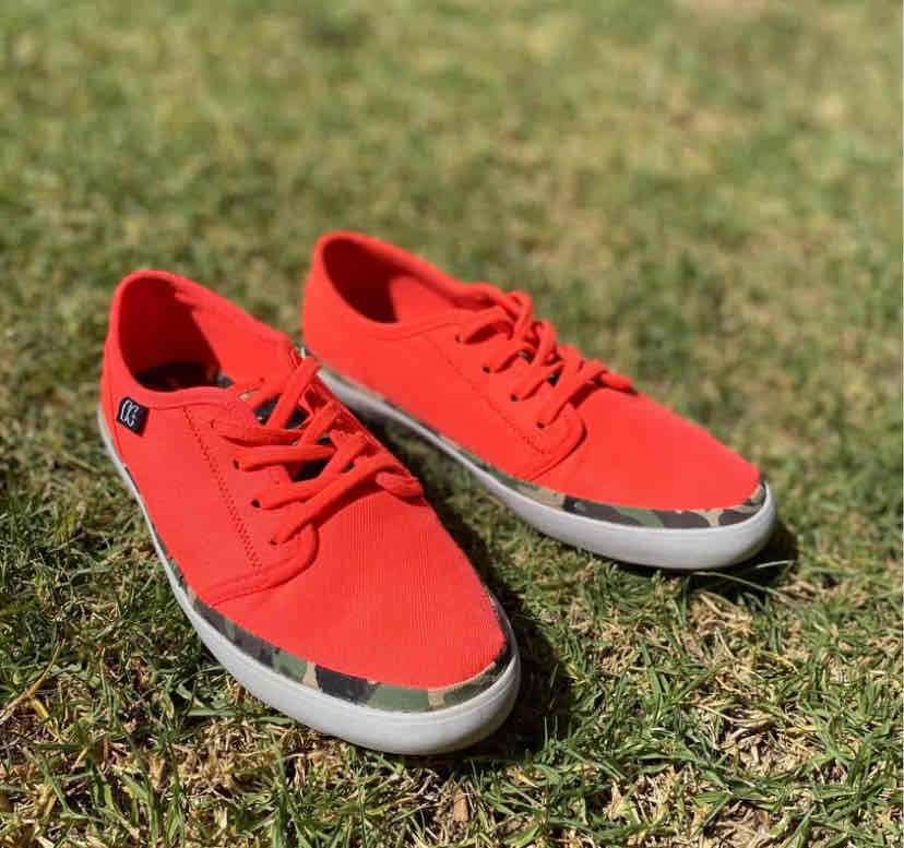 Zapatillas rojas con diseño camuflaje