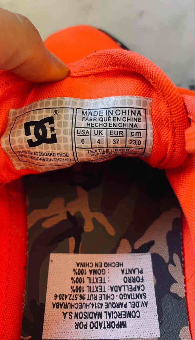 Zapatillas rojas con diseño camuflaje - miniatura 2