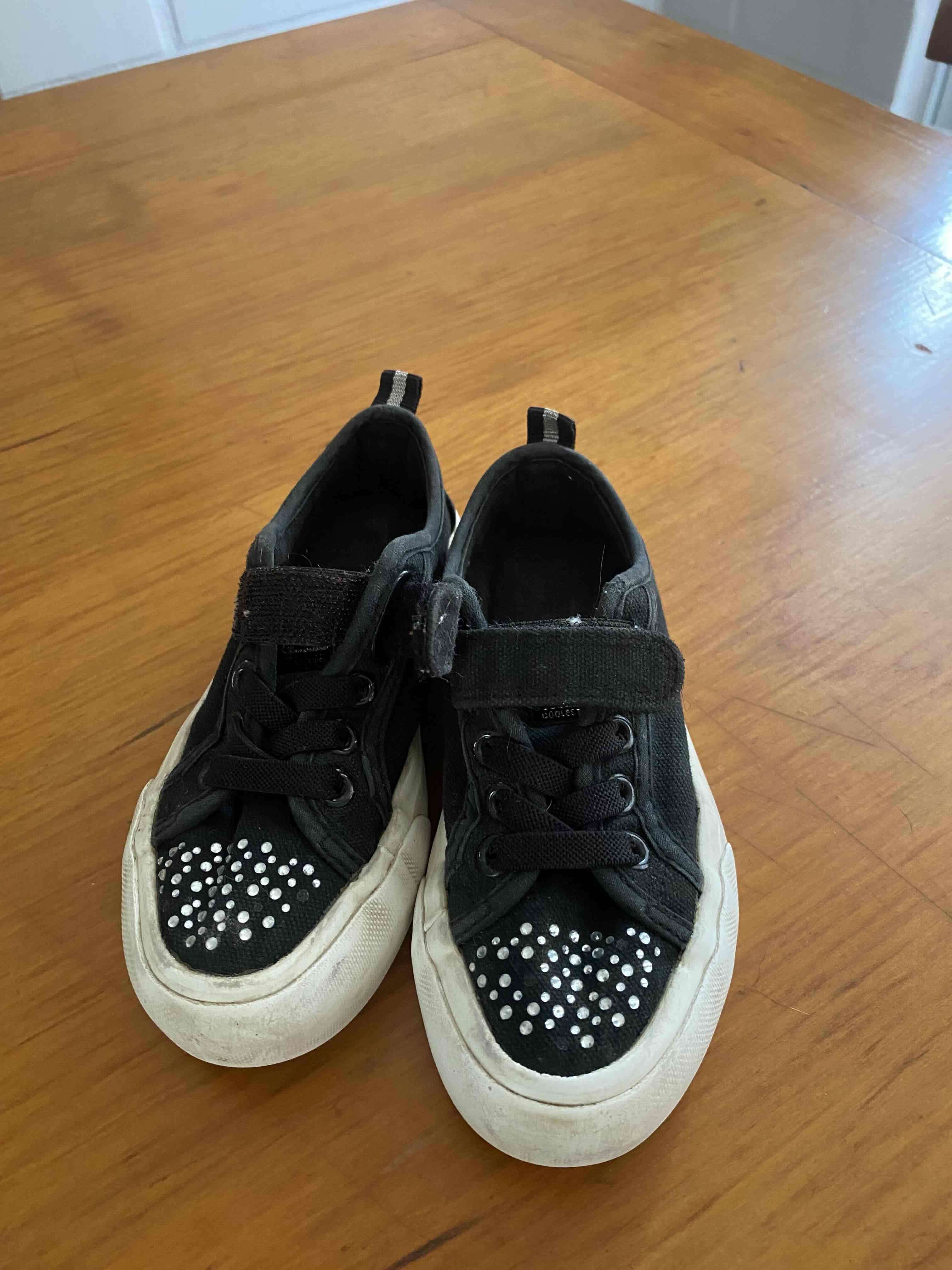 Zapatillas negras con brillantes Pillín