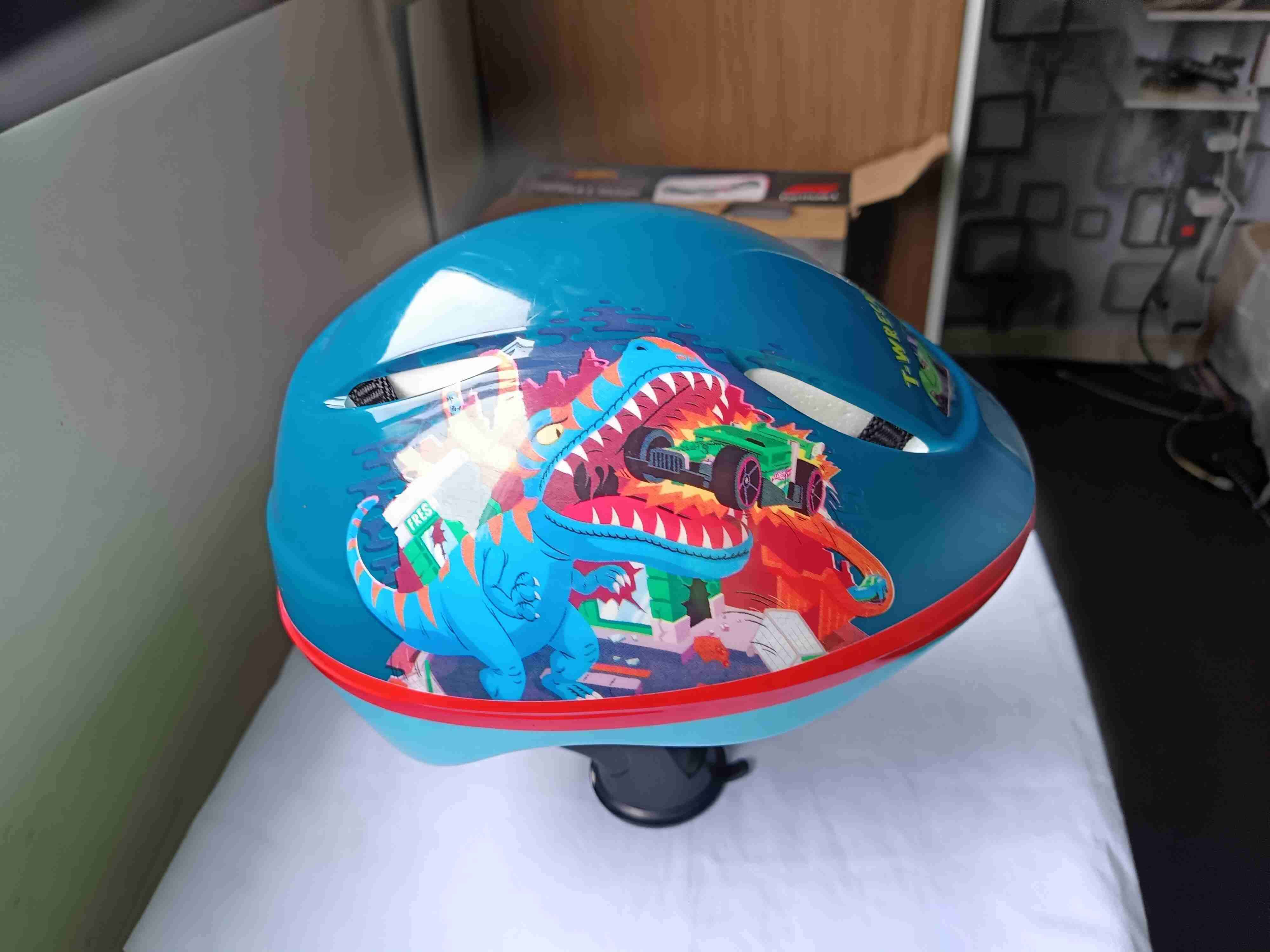 Casco infantil azul con dinosaurio