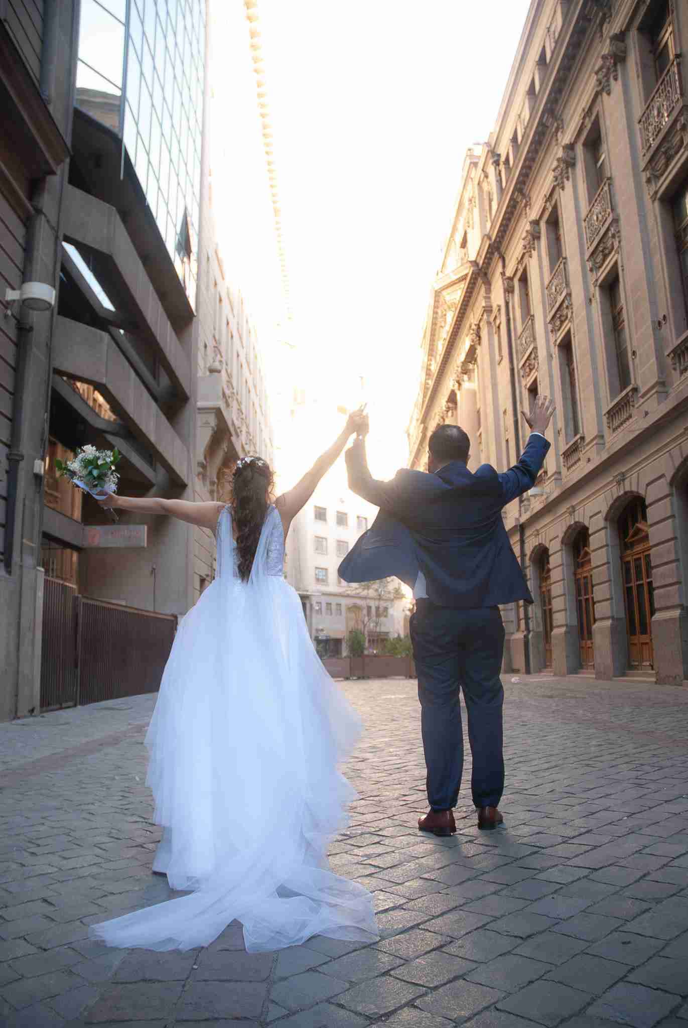 Vestido de novia blanco elegante - miniatura 3