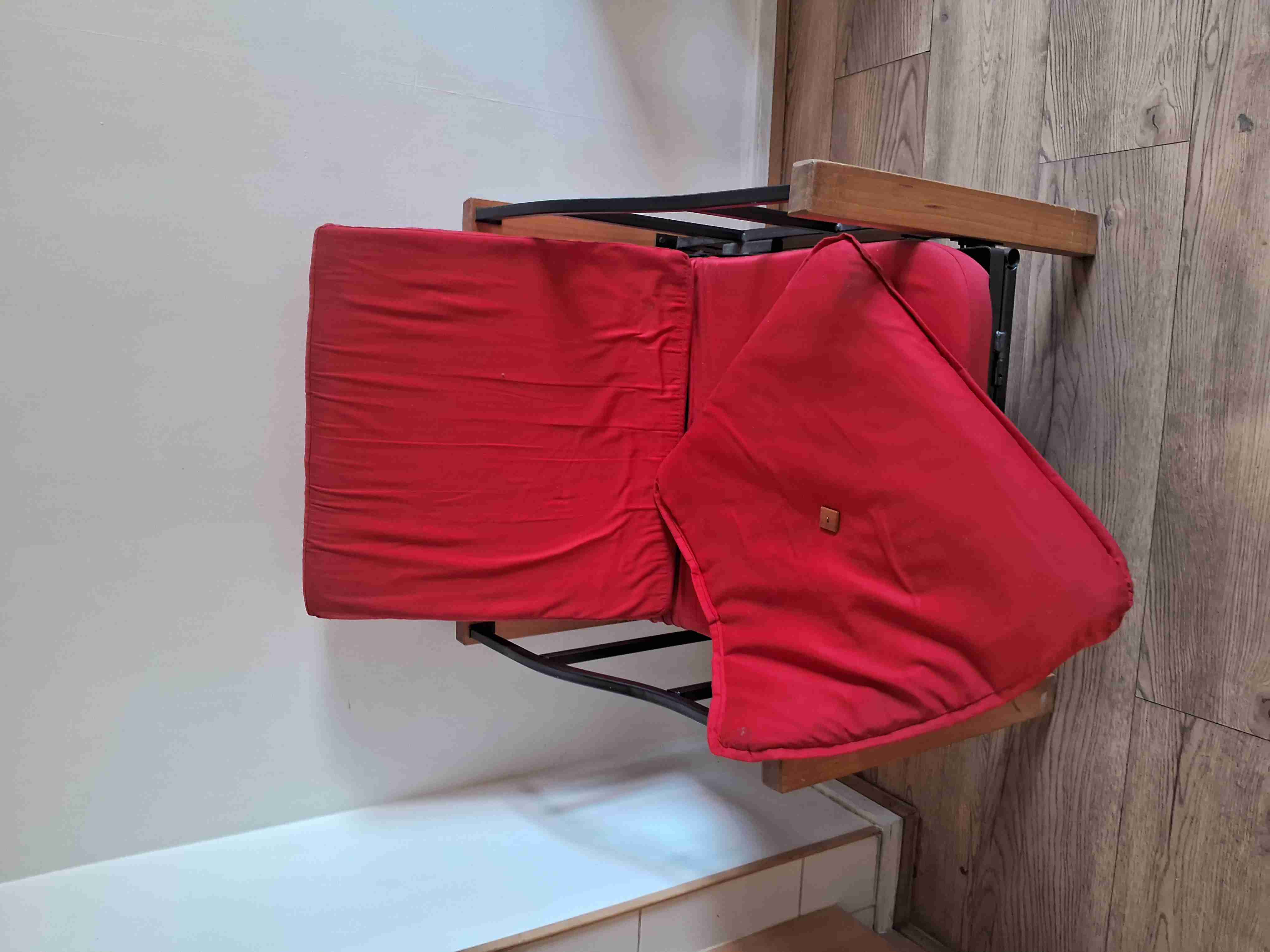 Sillón rojo con cojines