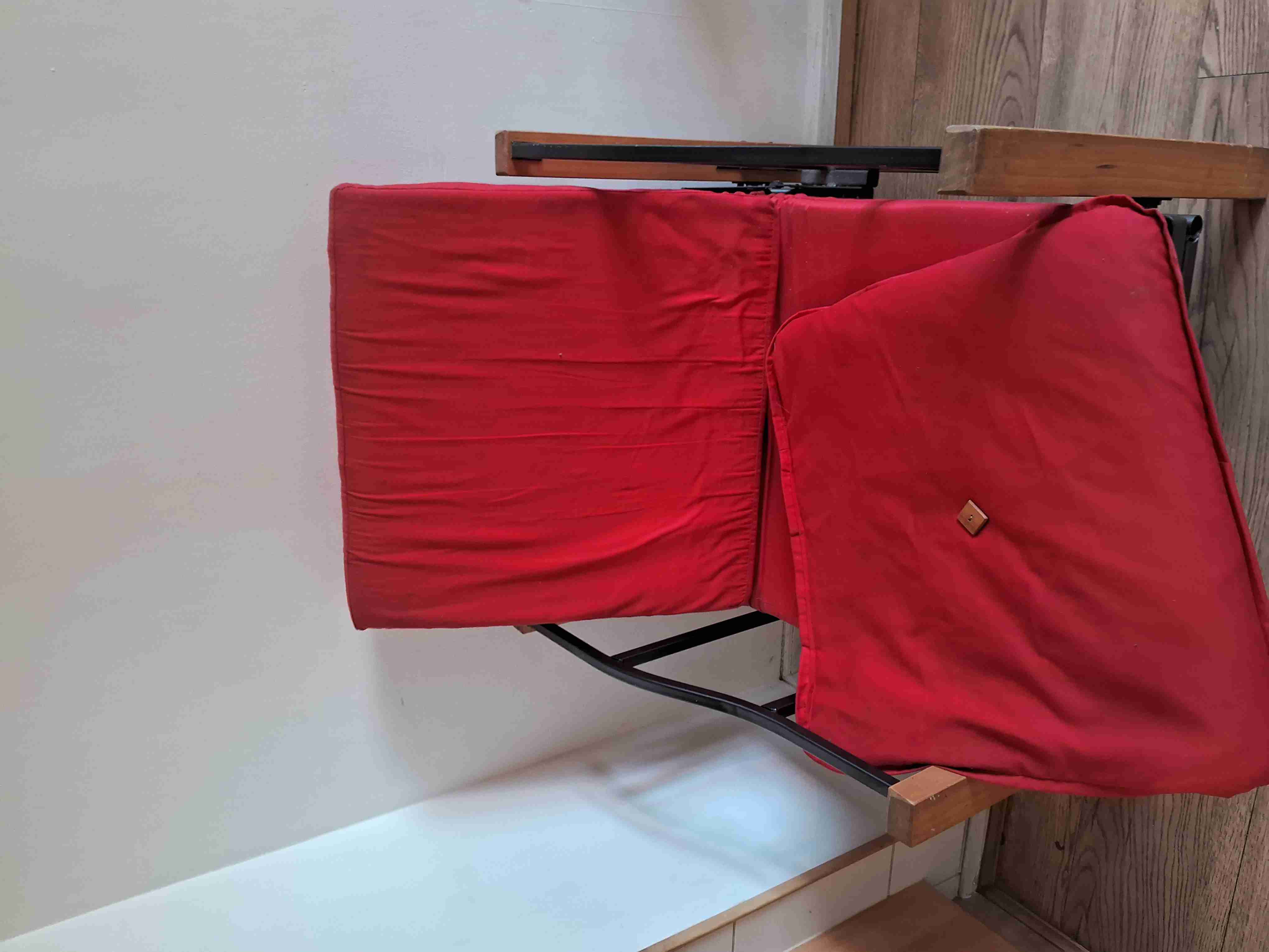 Sillón rojo con cojines - miniatura 2