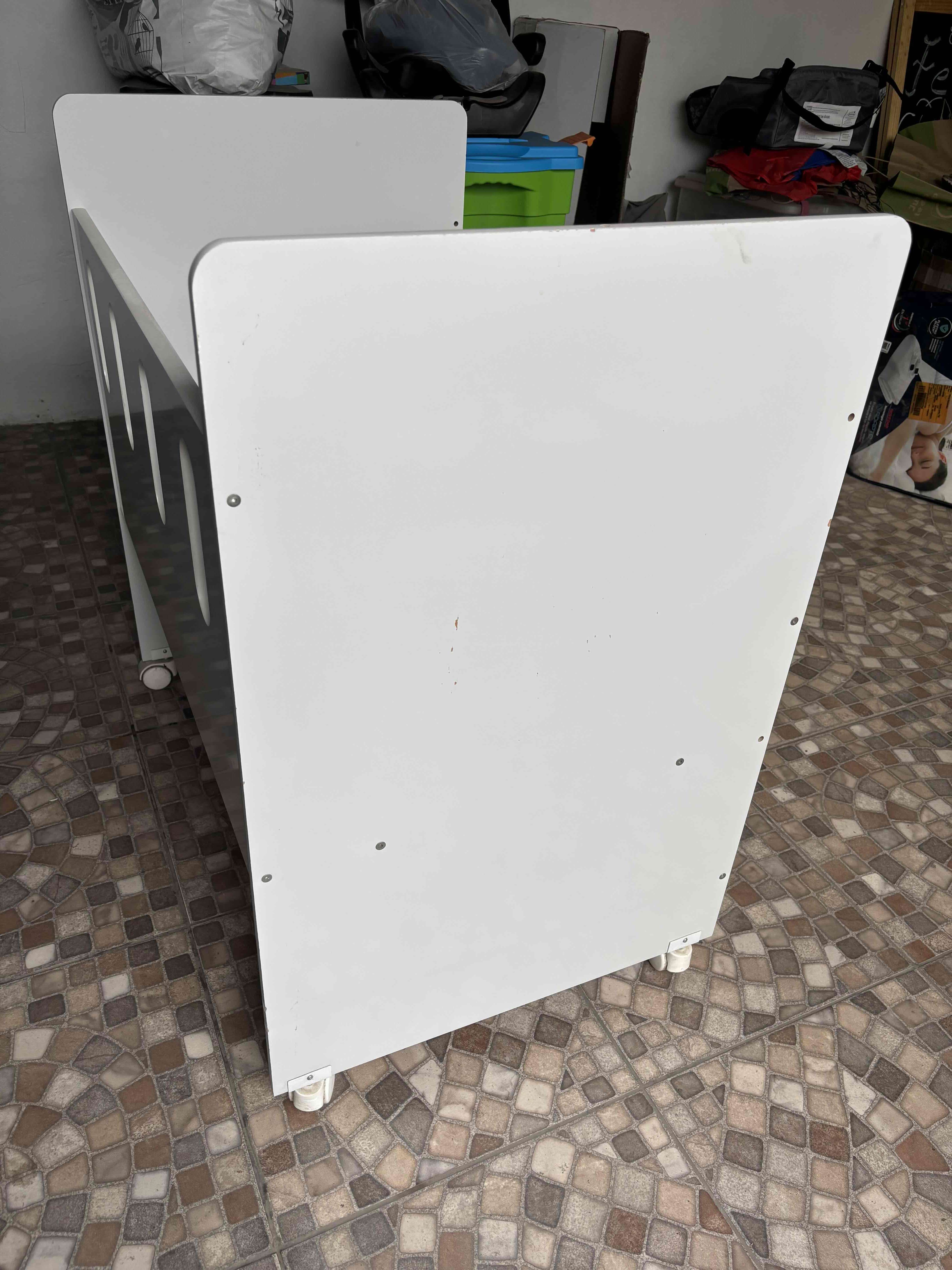 Cuna de bebé blanca con diseño - miniatura 3