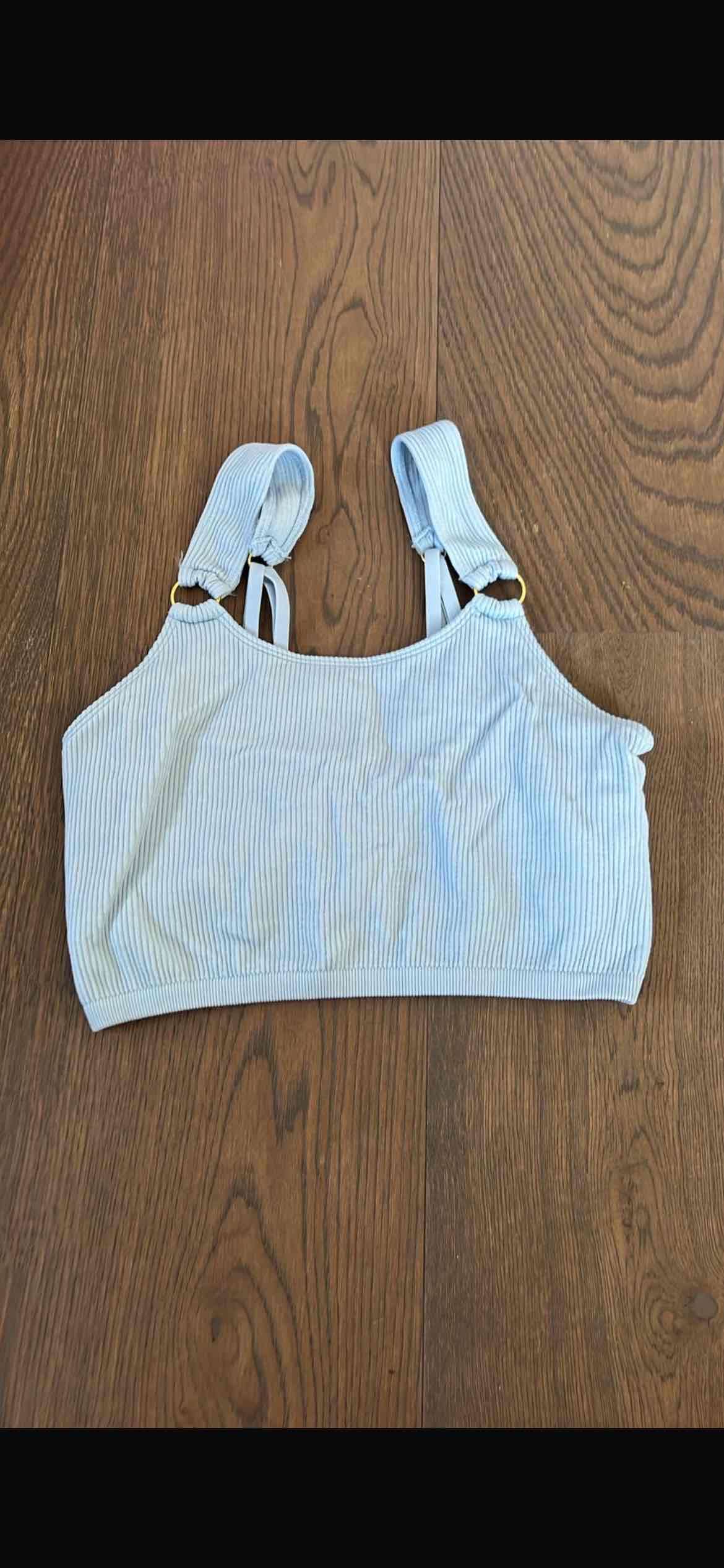 Top corto acanalado celeste