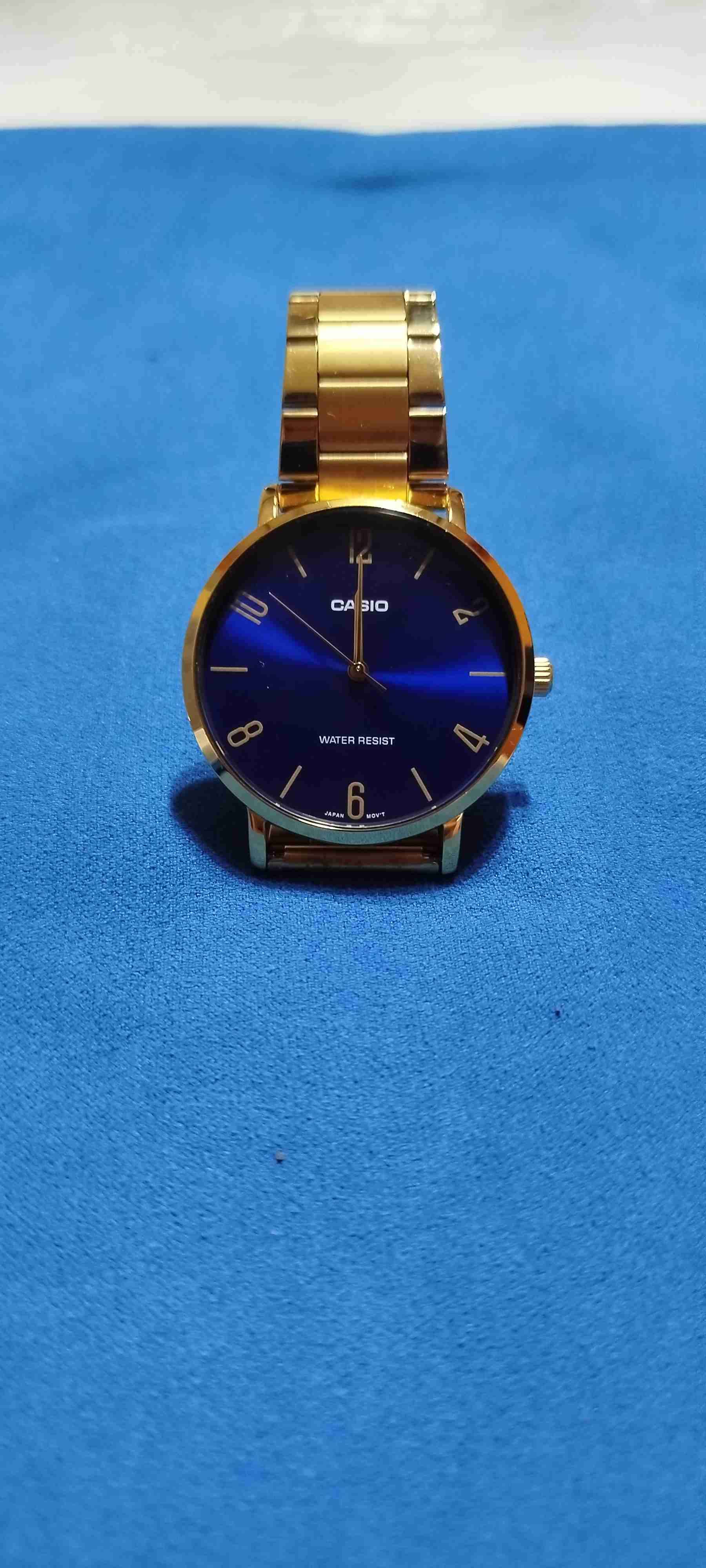 Reloj Casio dorado fondo azul