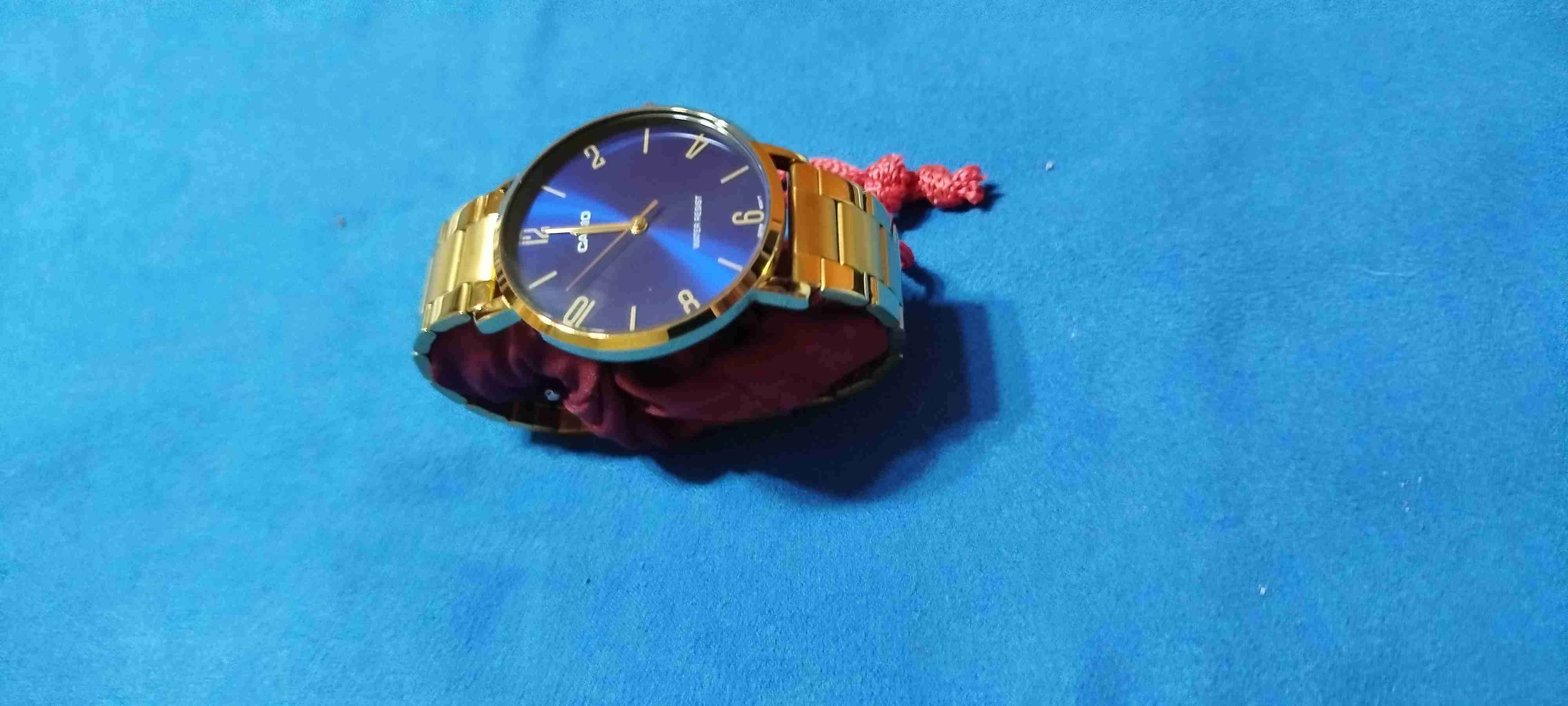 Reloj Casio dorado fondo azul - miniatura 3