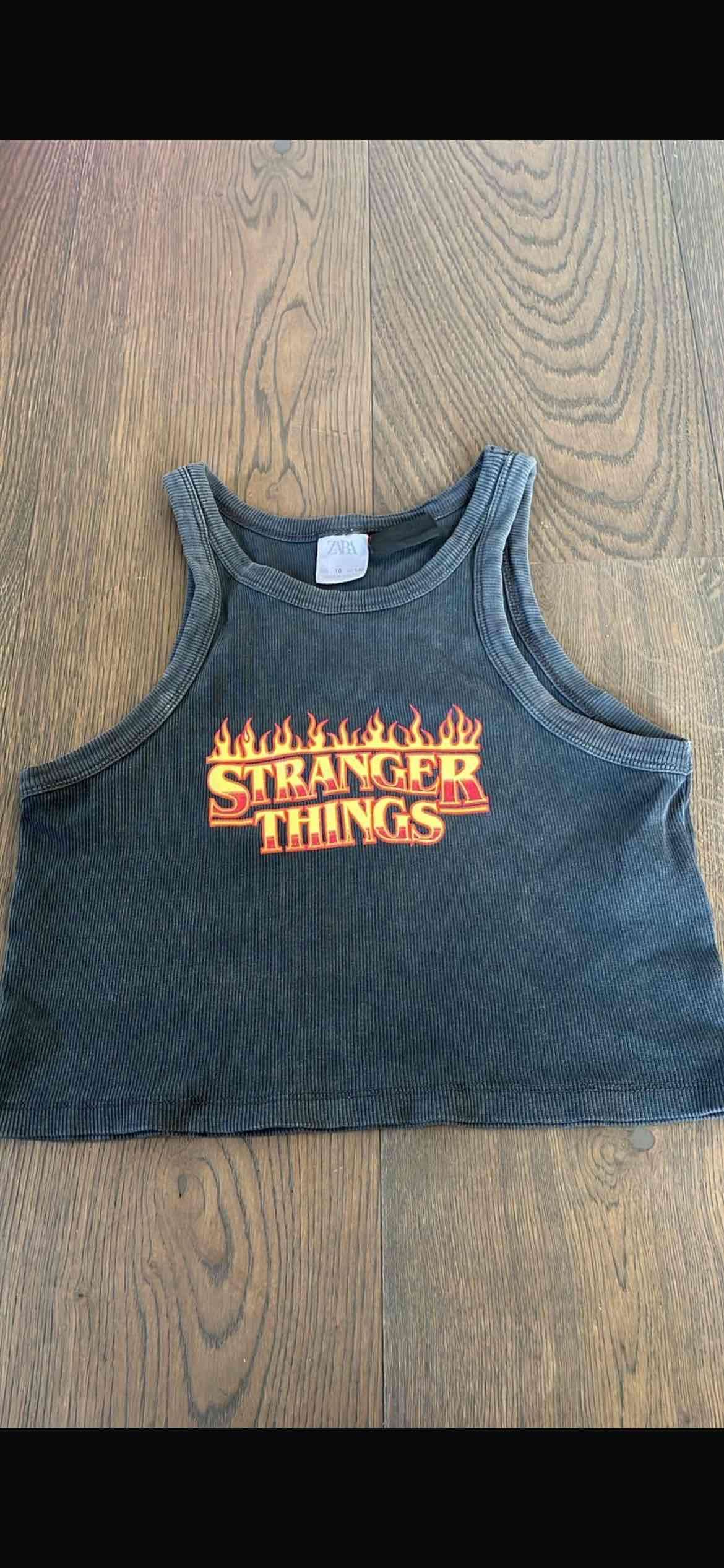 Crop top Stranger Things negro