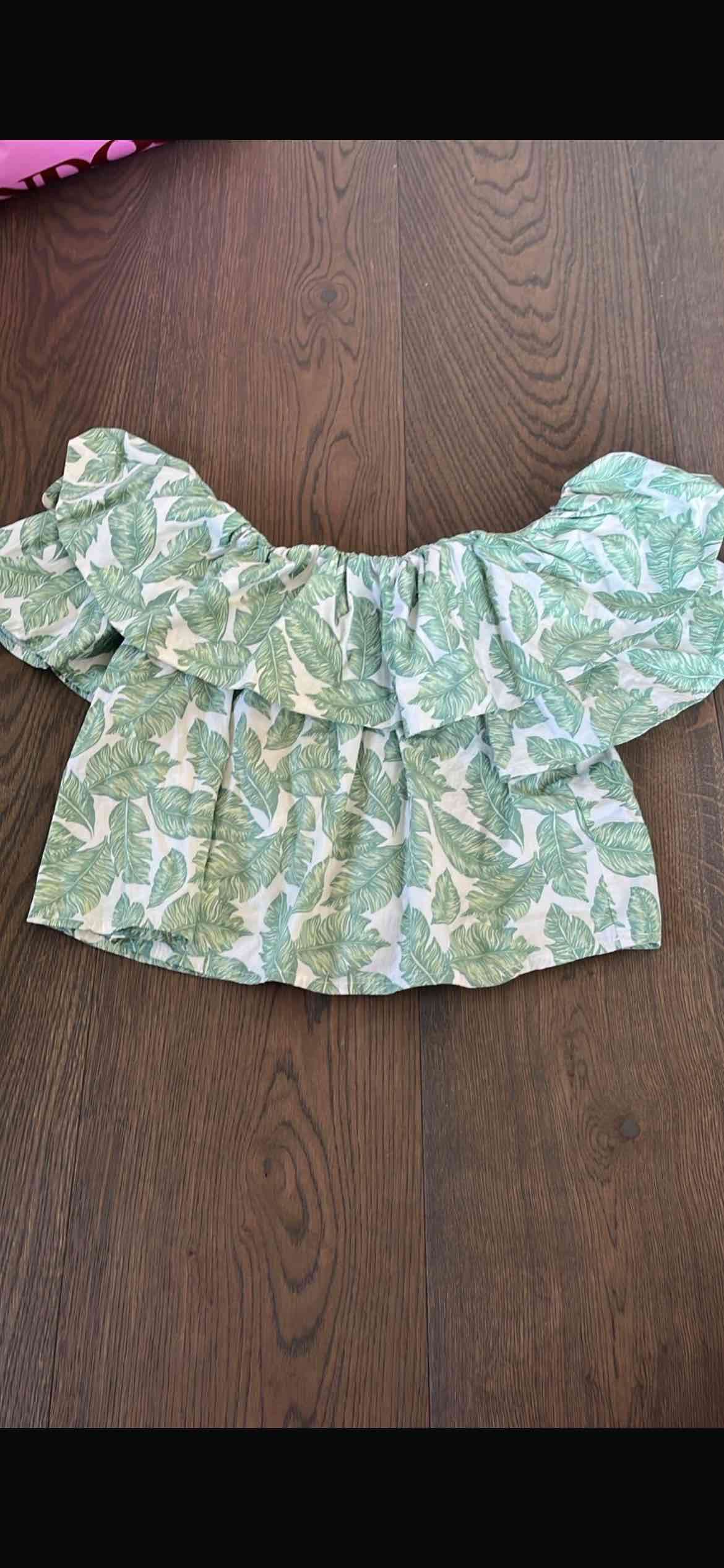 Blusa verde con estampado de hojas