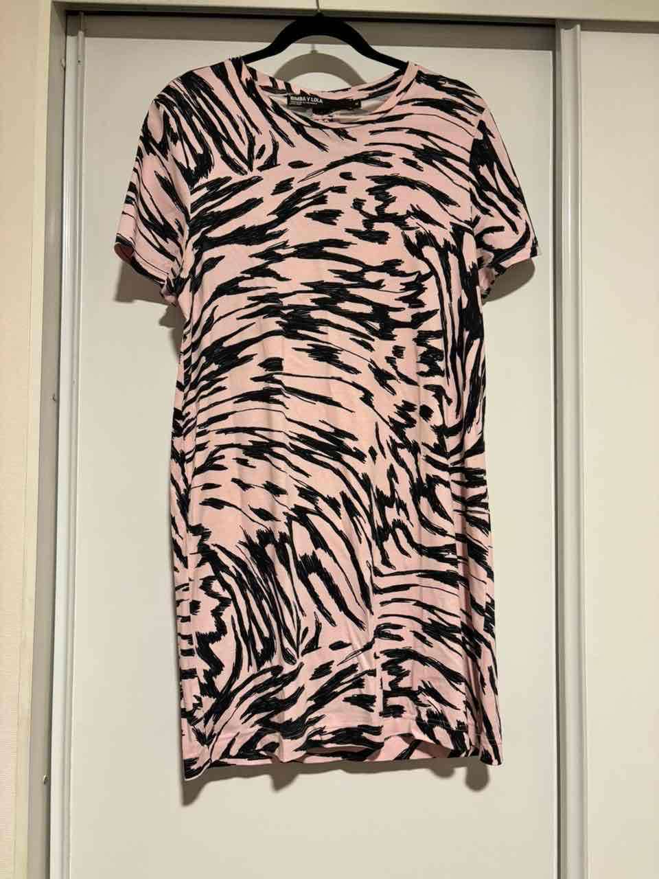 Vestido corto rosa con estampado