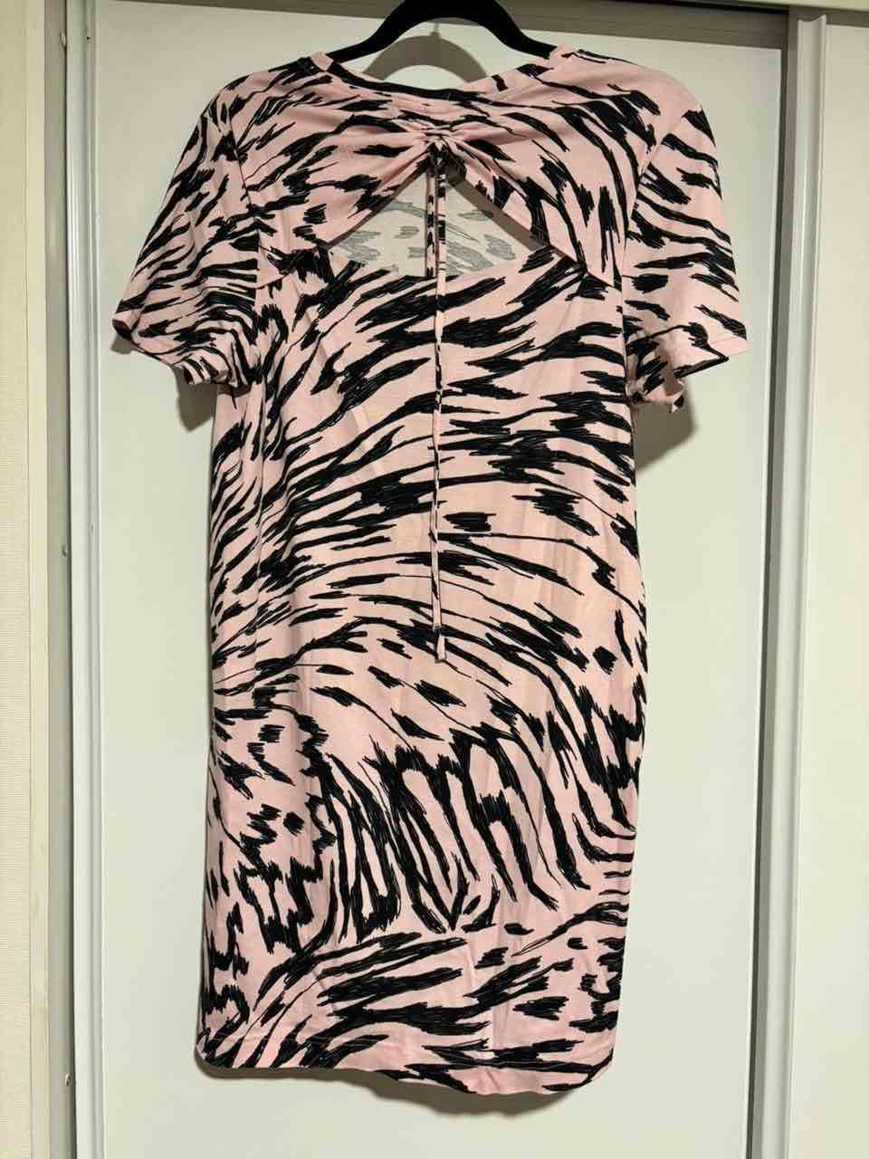 Vestido corto rosa con estampado - miniatura 3