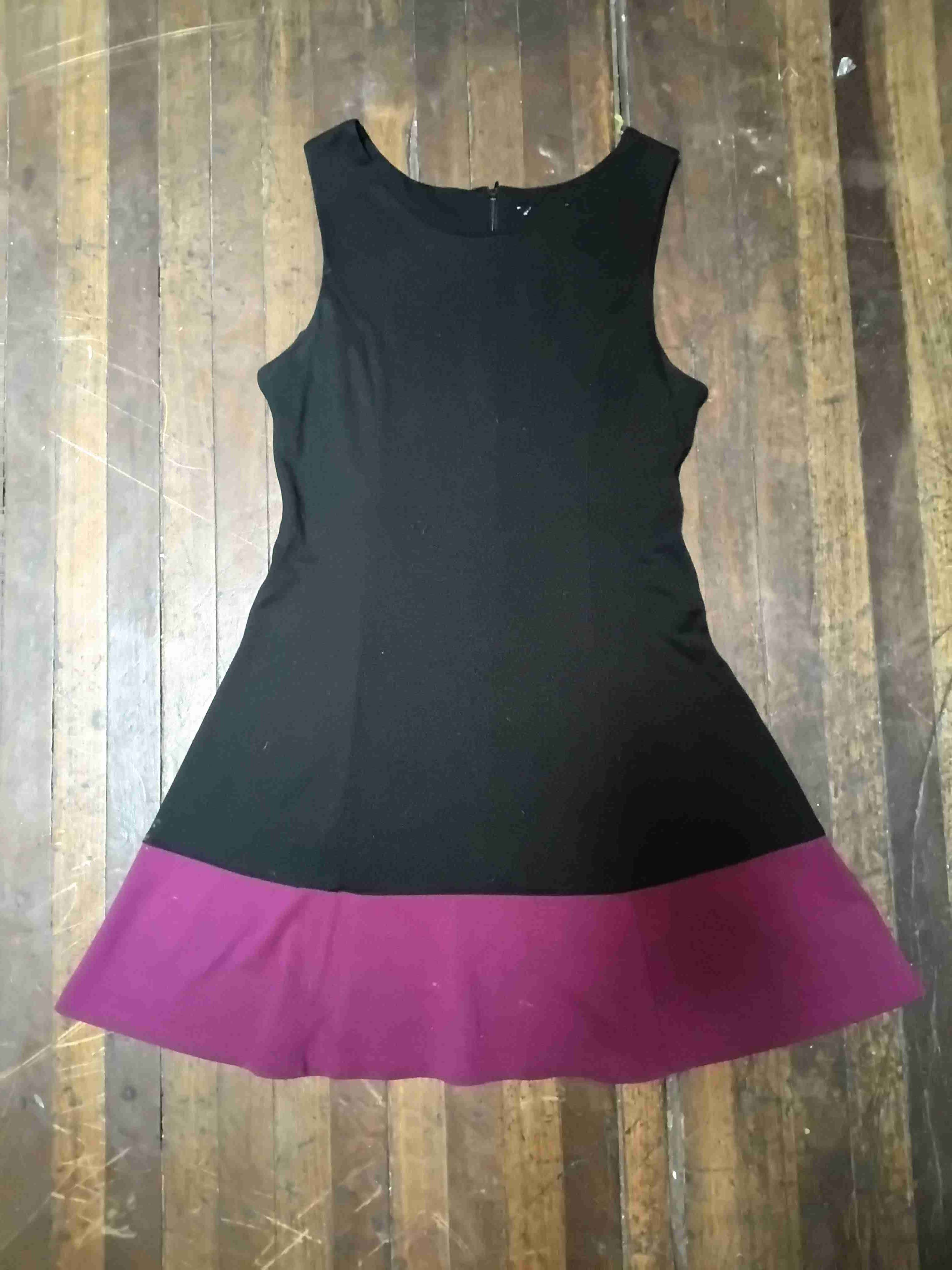 Vestido negro y morado sin mangas