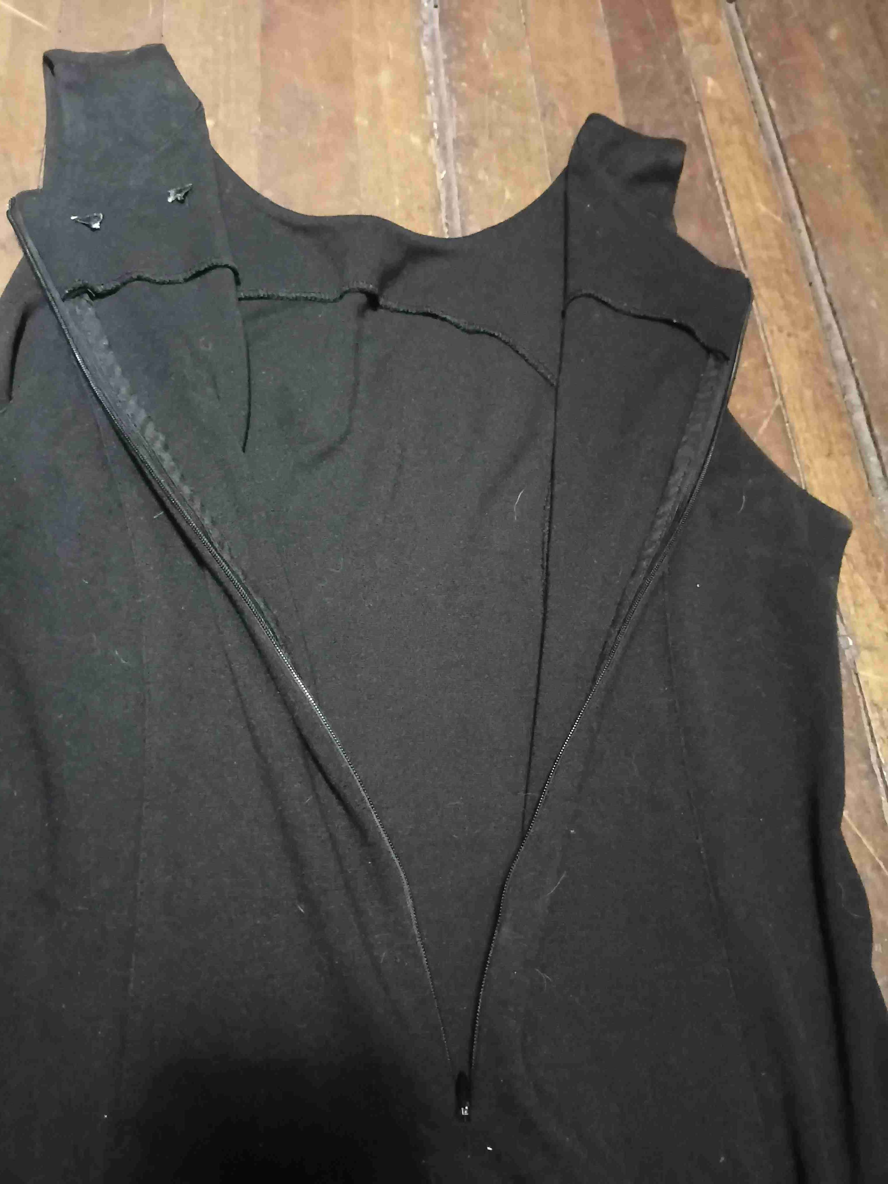 Vestido negro y morado sin mangas - miniatura 5