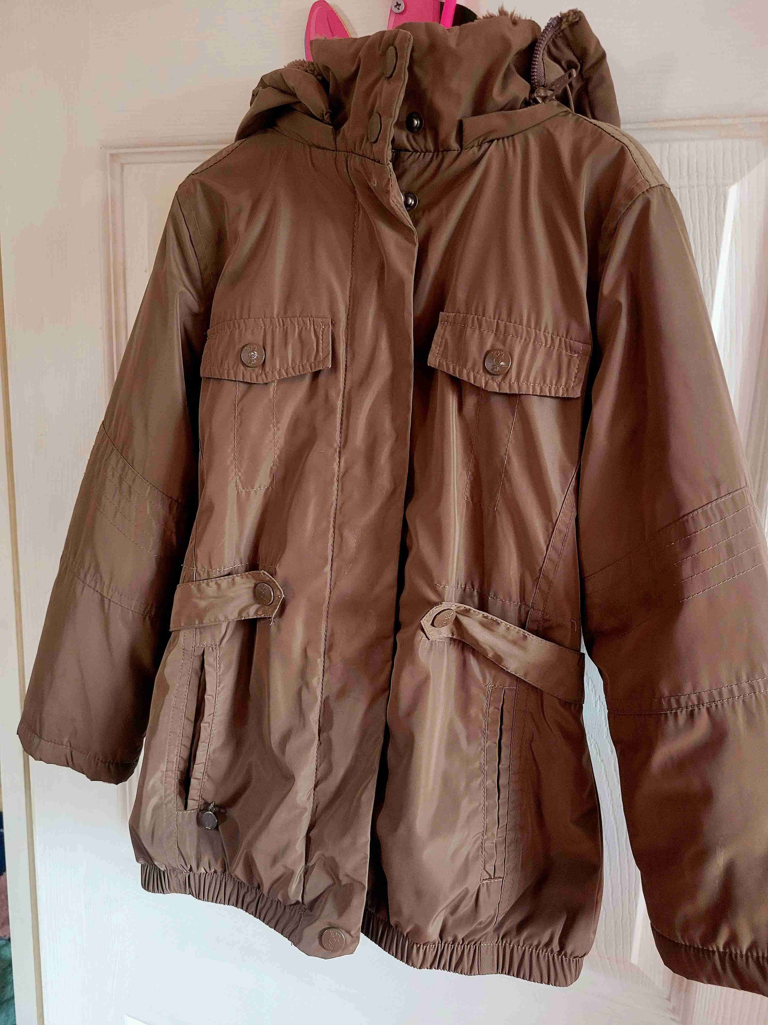 Abrigo marrón con capucha Hush puppies