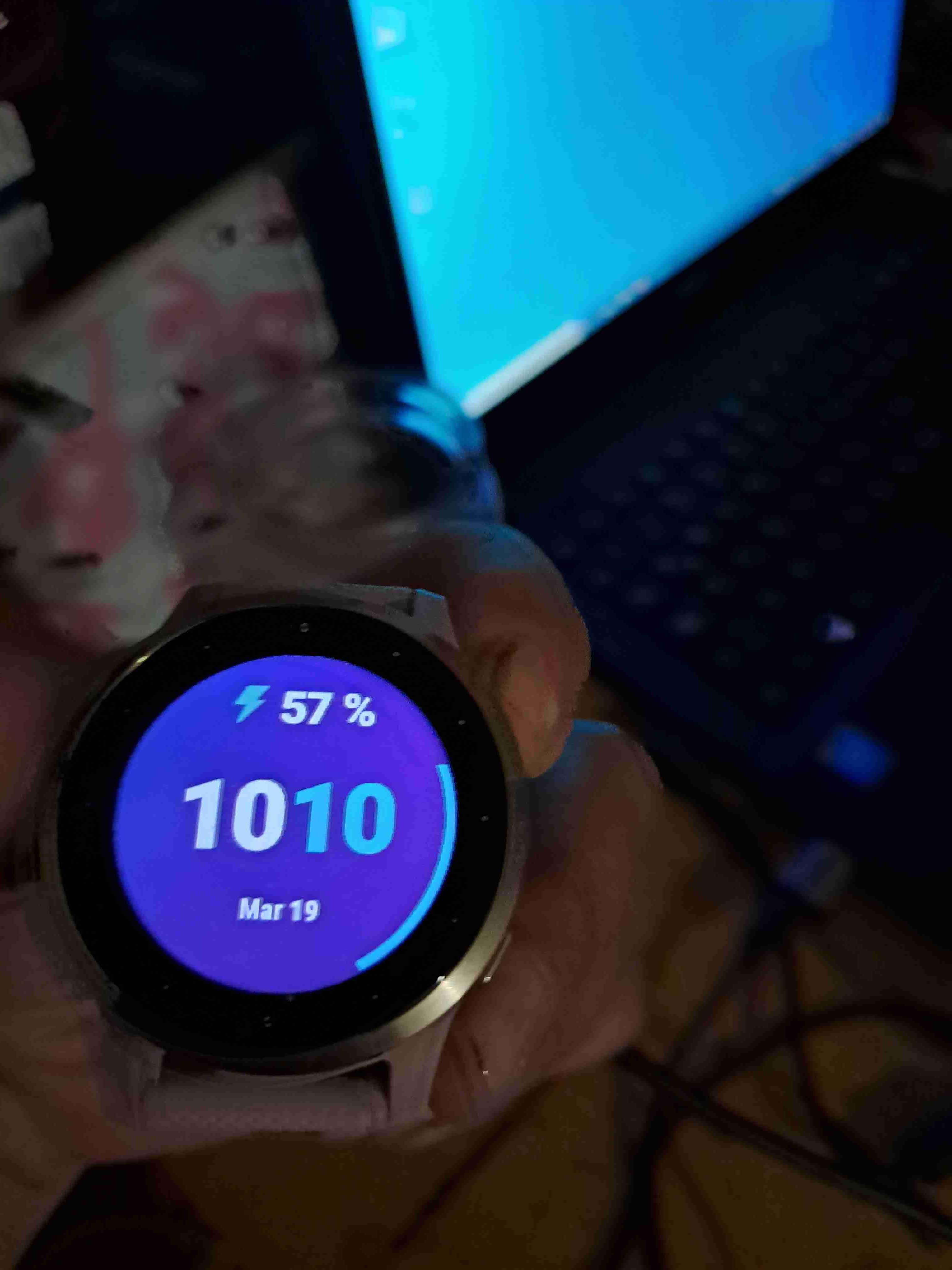 Smartwatch con correa rosada - miniatura 2