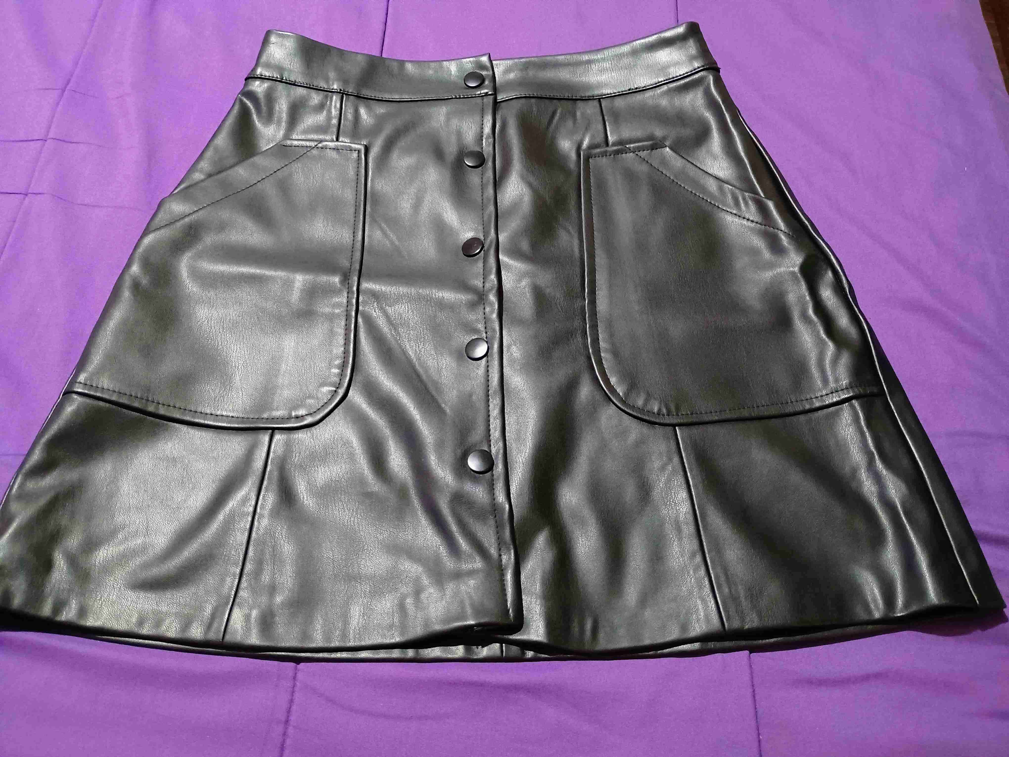 Falda negra de cuero sintético talla S