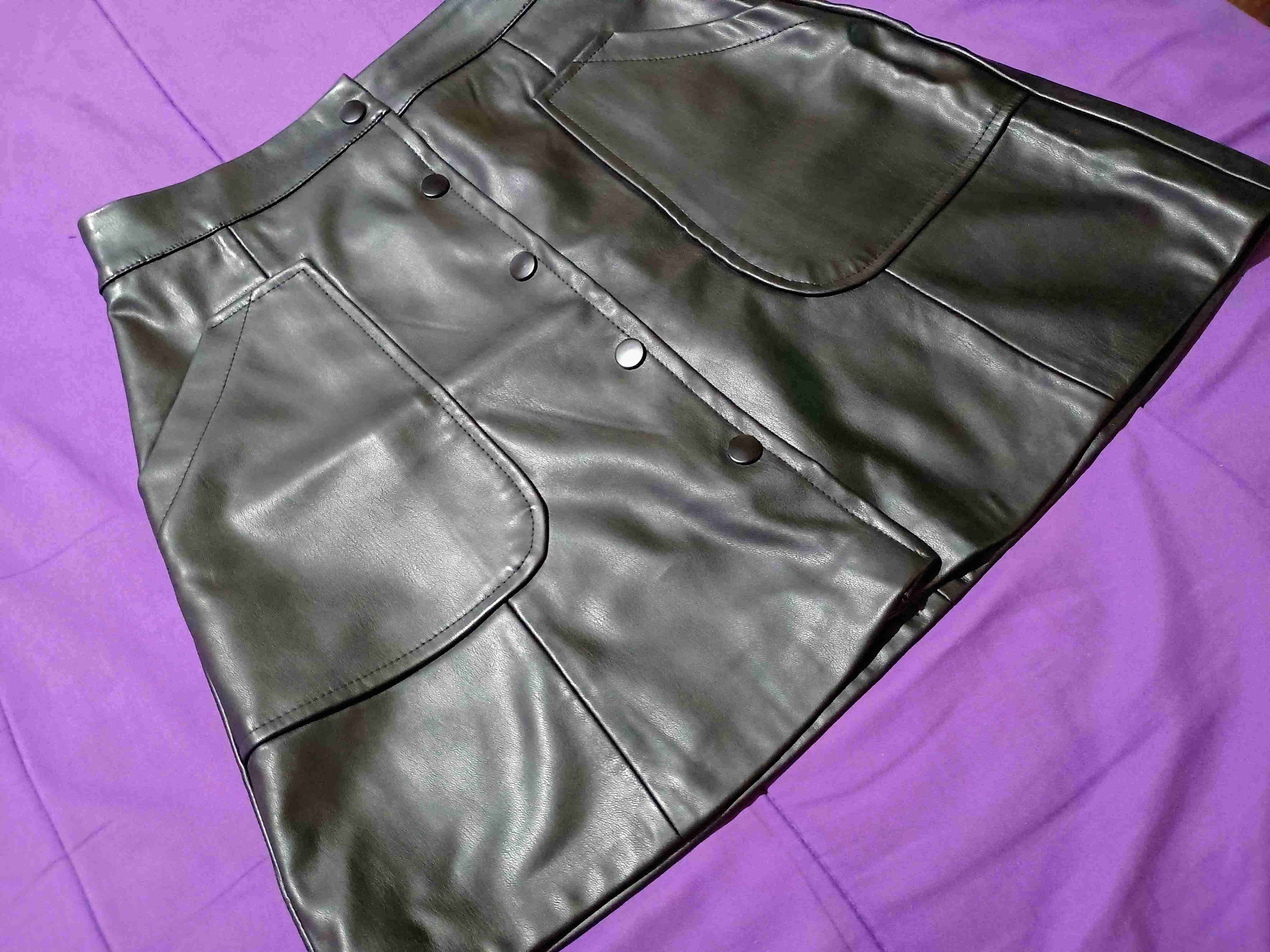 Falda negra de cuero sintético talla S - miniatura 3