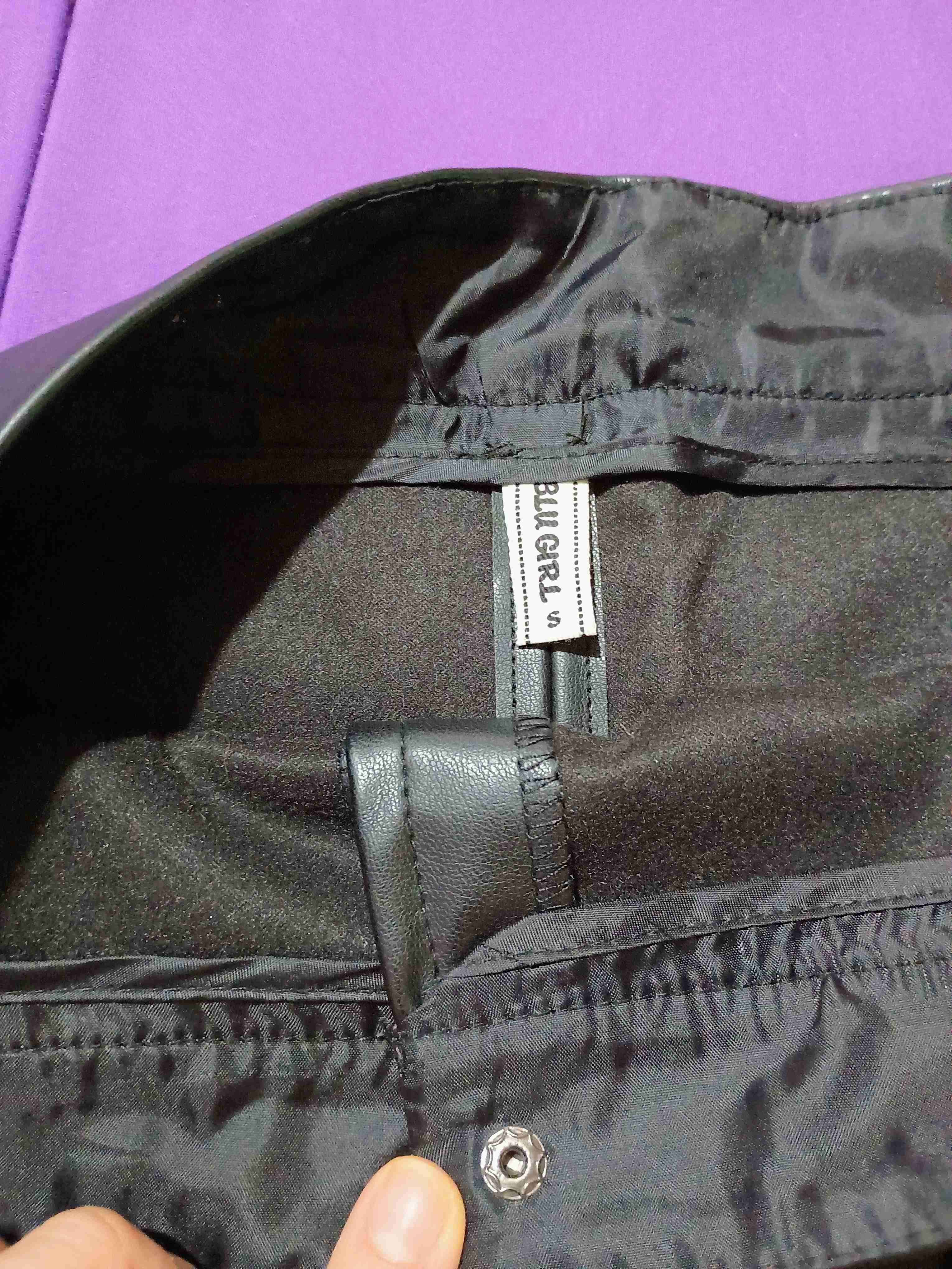 Falda negra de cuero sintético talla S - miniatura 5