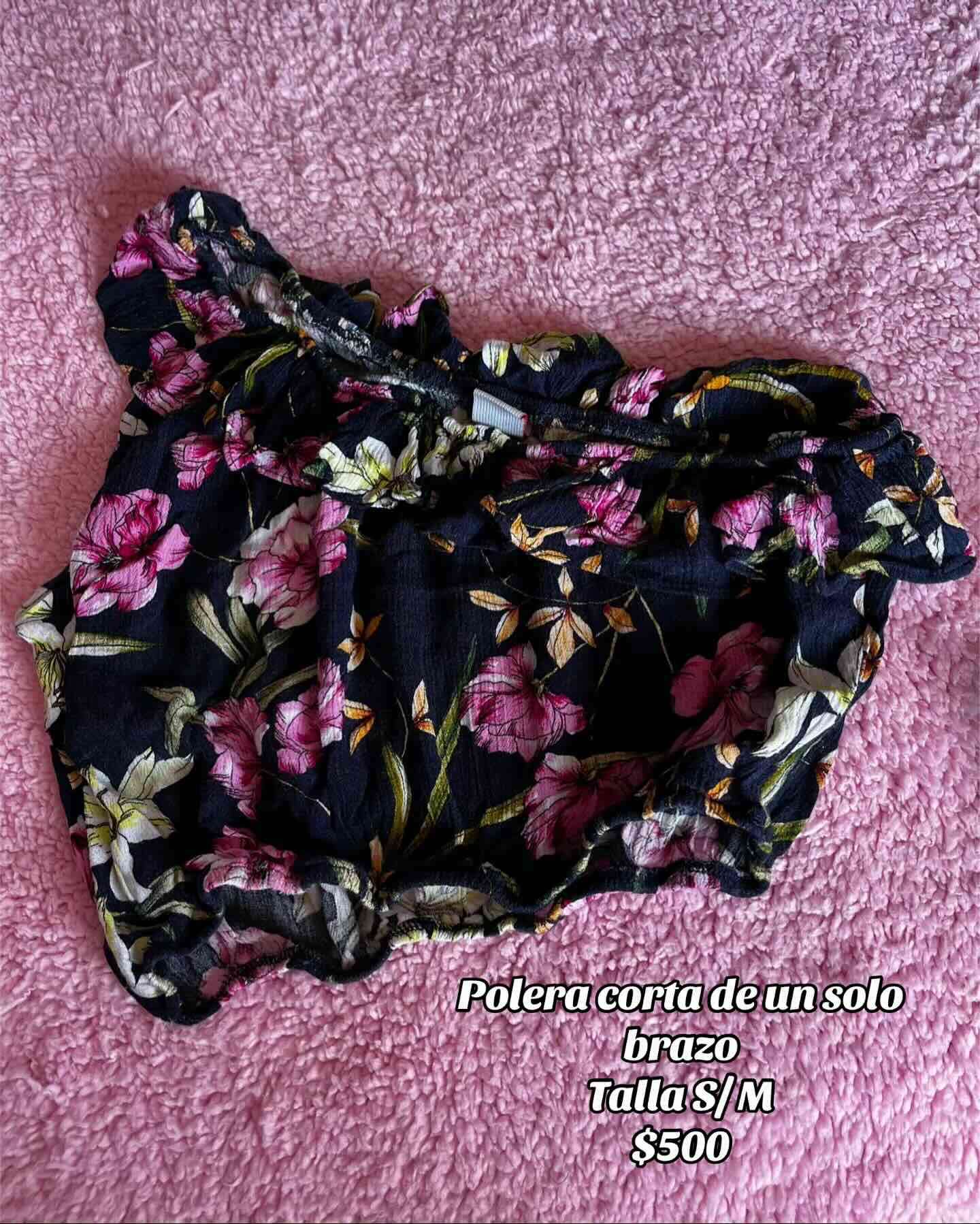Polera corta floral de un solo brazo