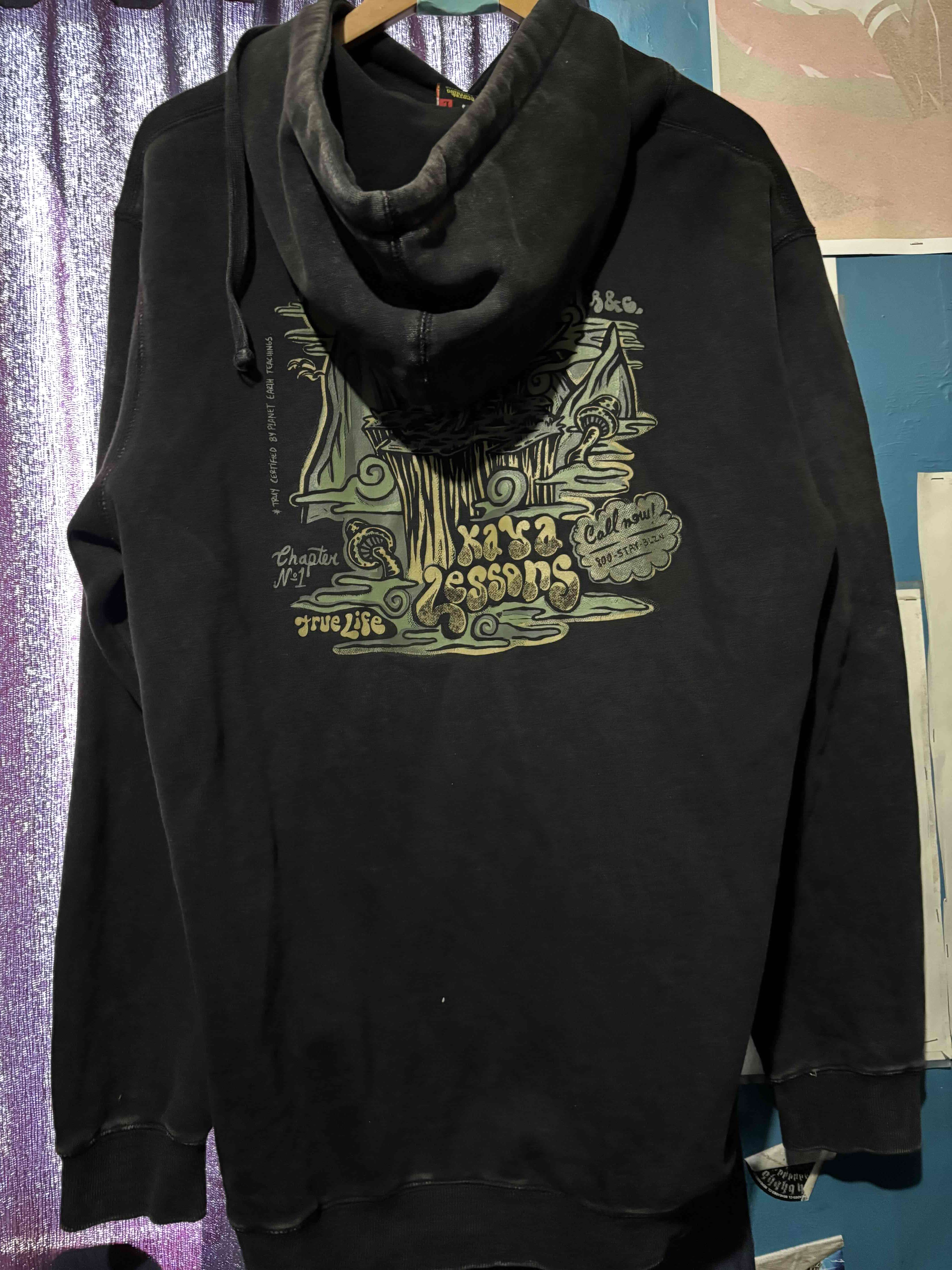 Polerón negro con capucha - miniatura 2