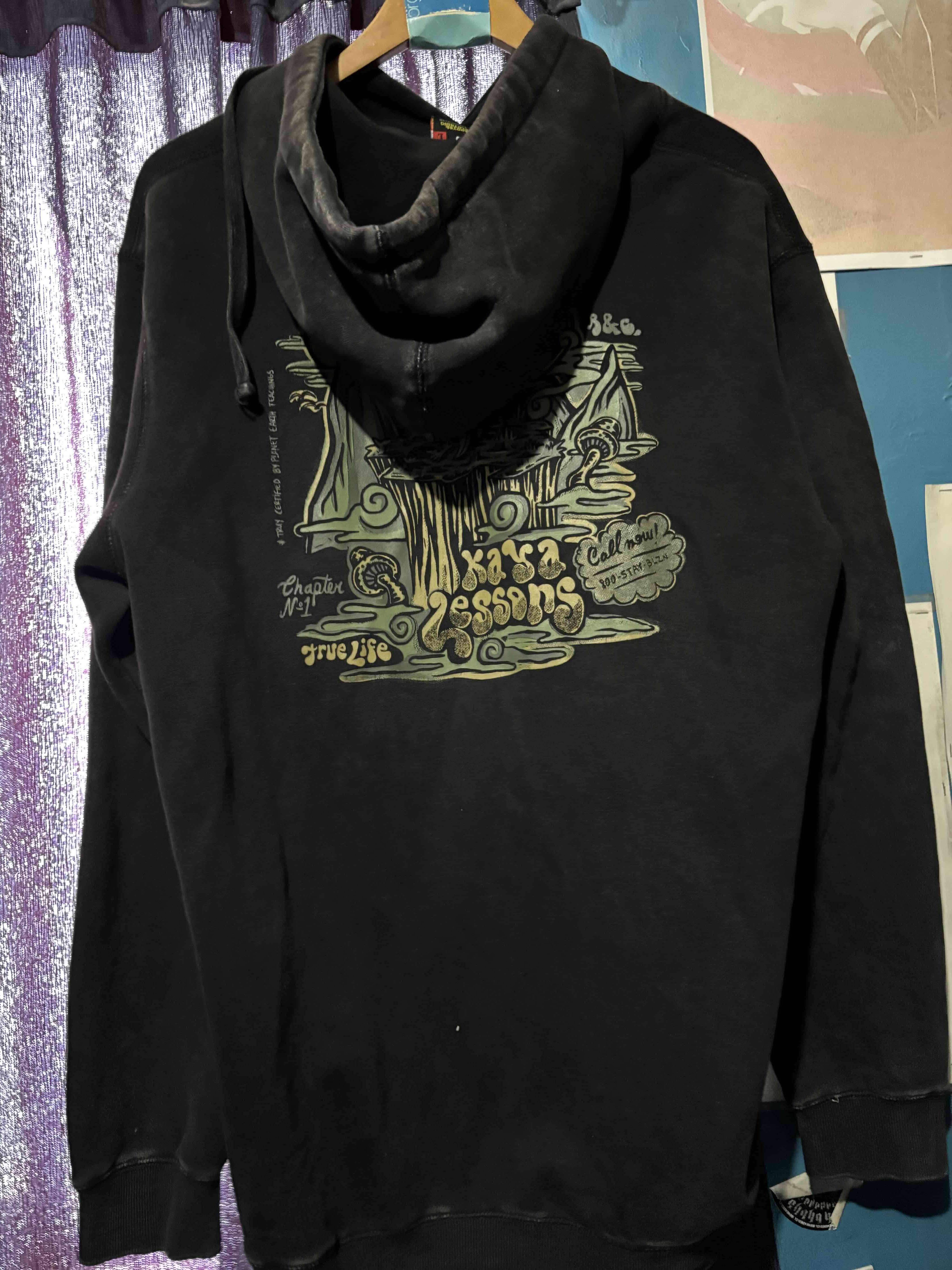 Polerón negro con capucha - miniatura 3