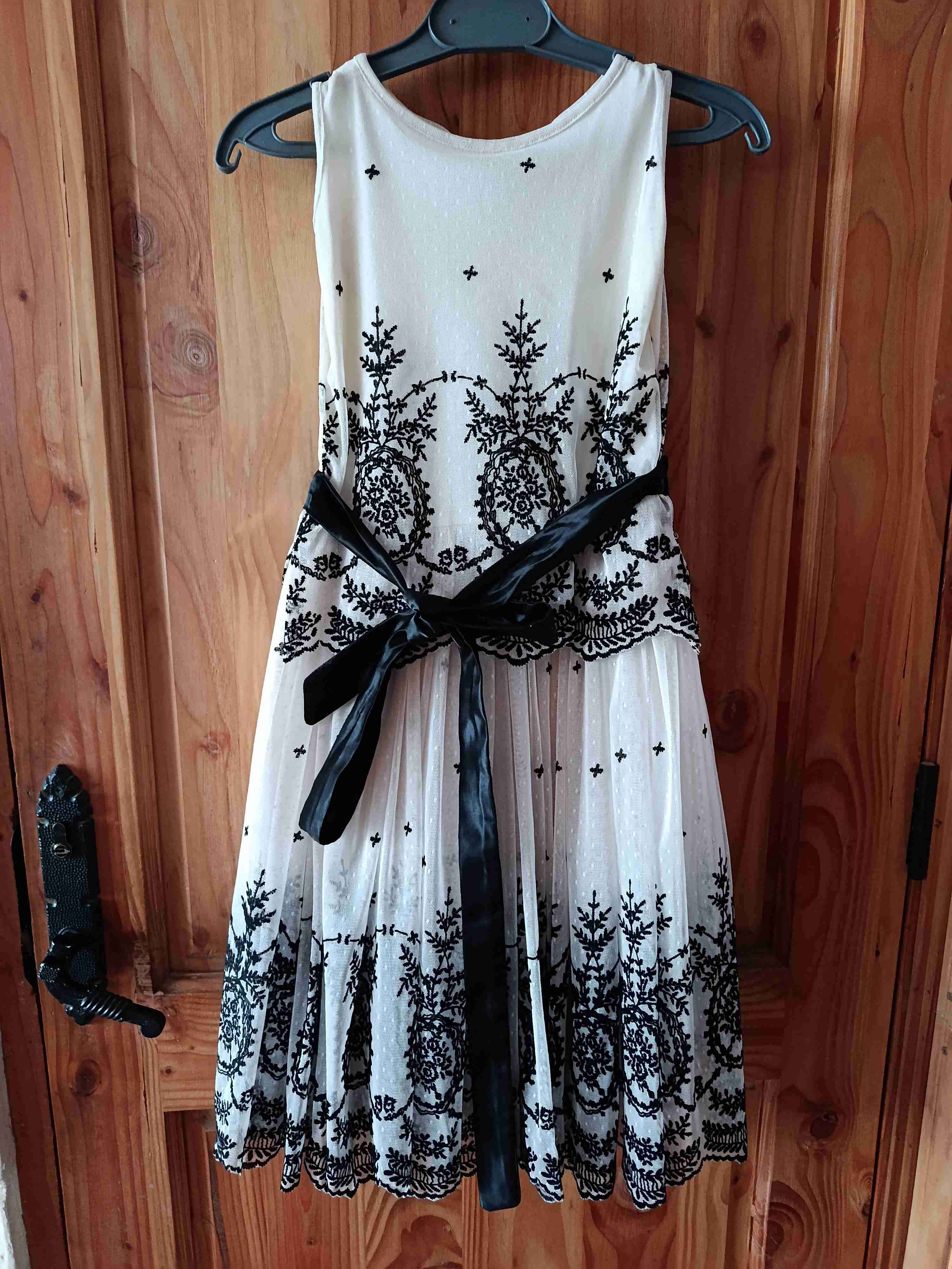 Dos vestidos de niña