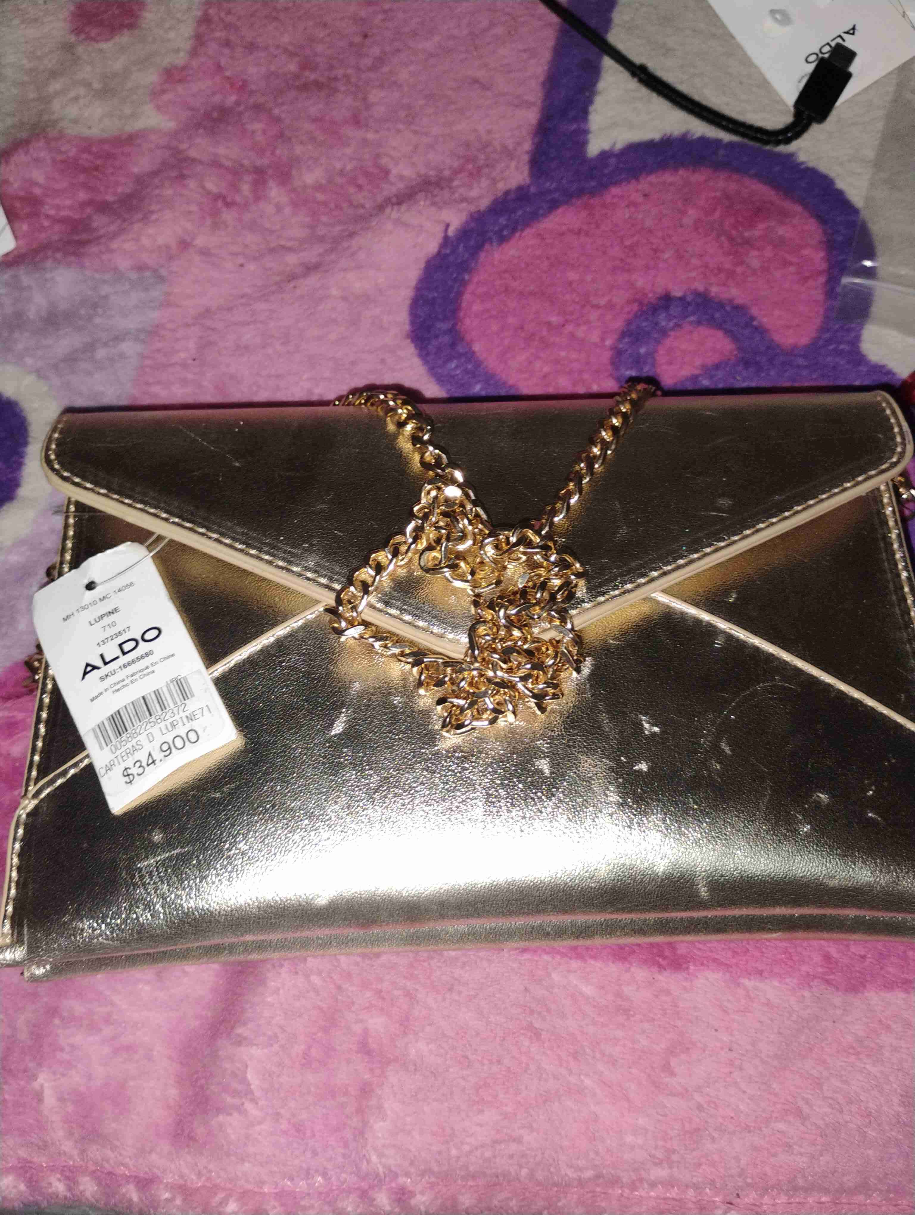 Cartera dorada con cadena