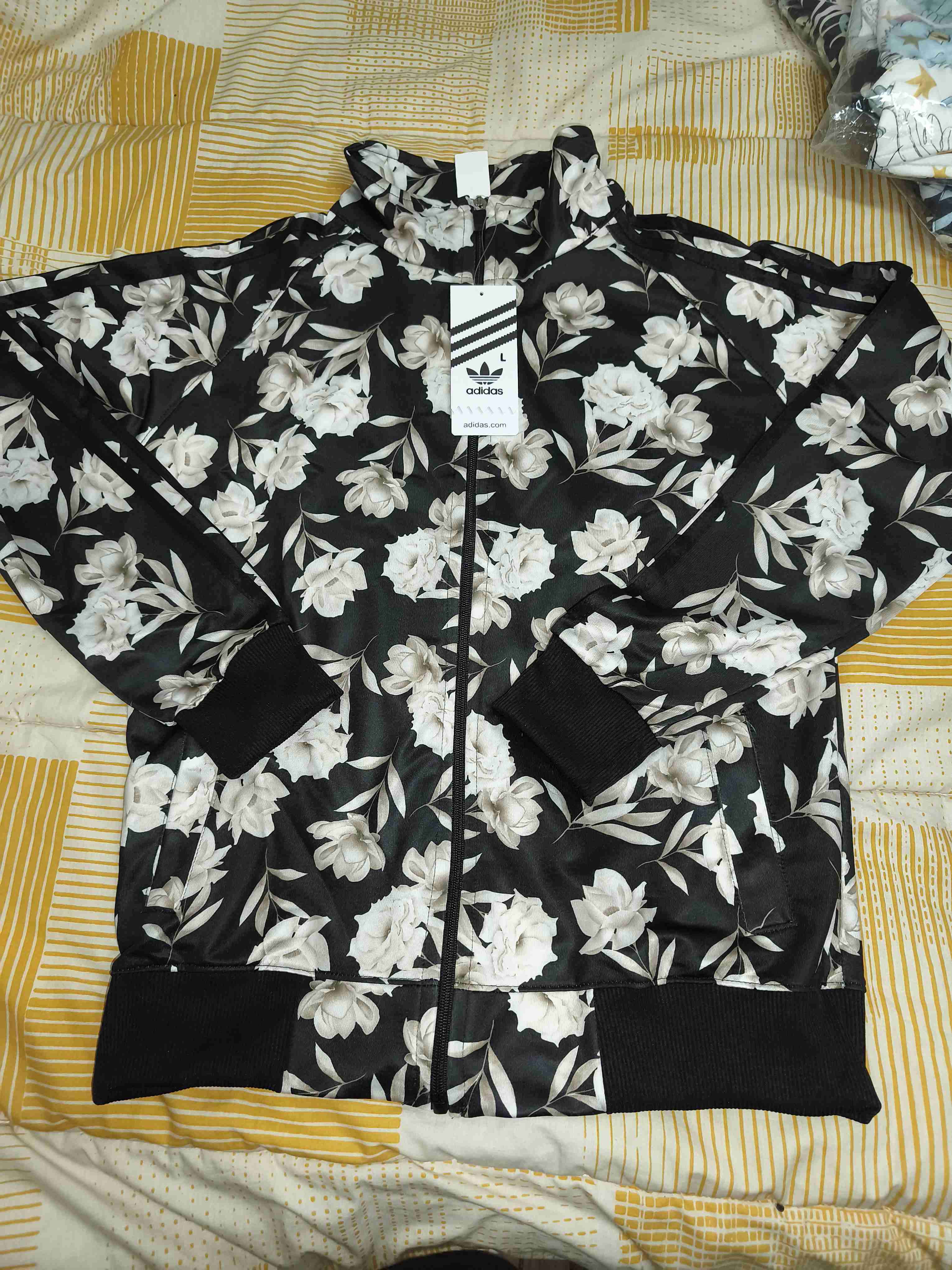Chaqueta deportiva floral negra