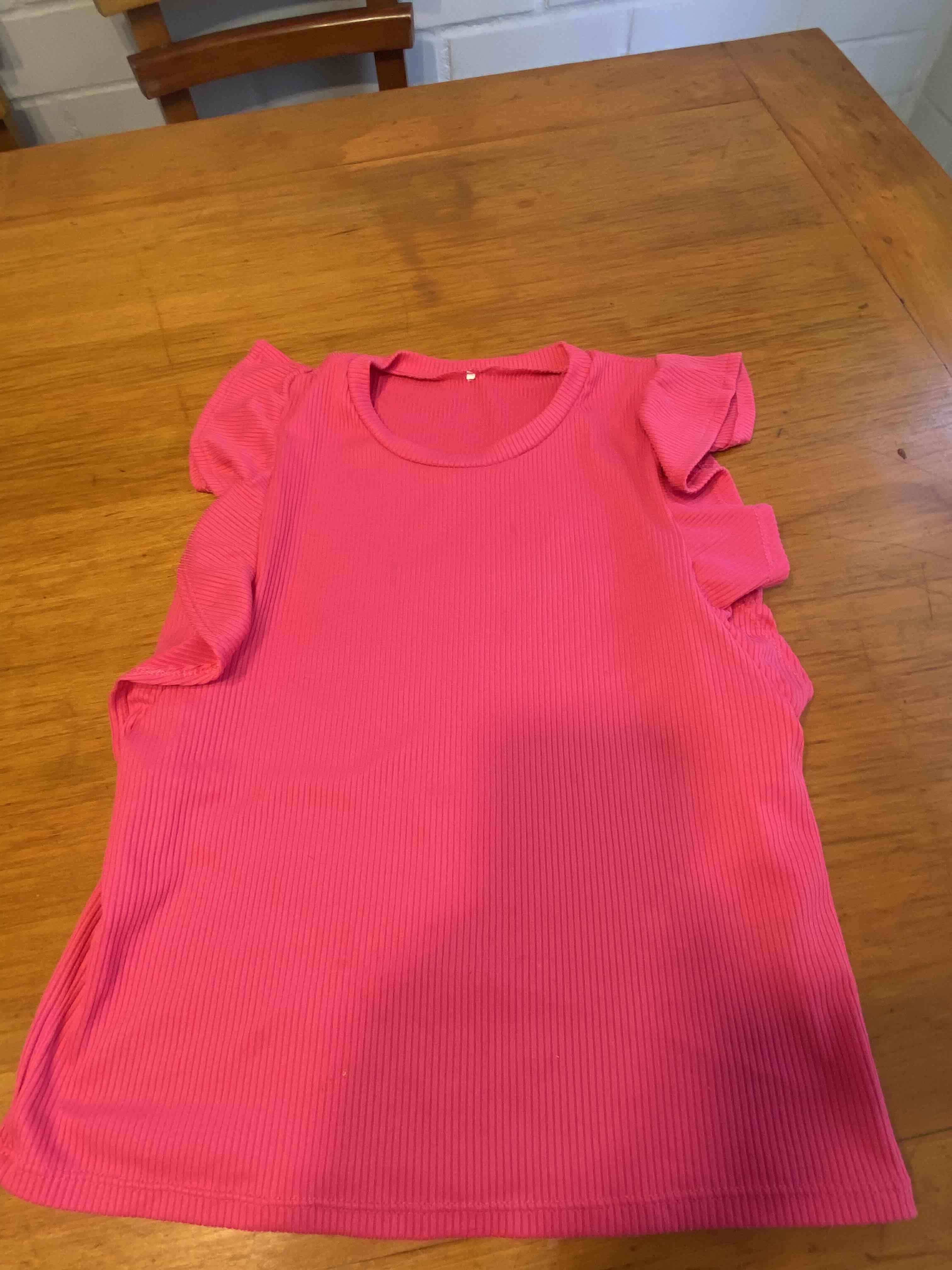 Polera rosada con volantes