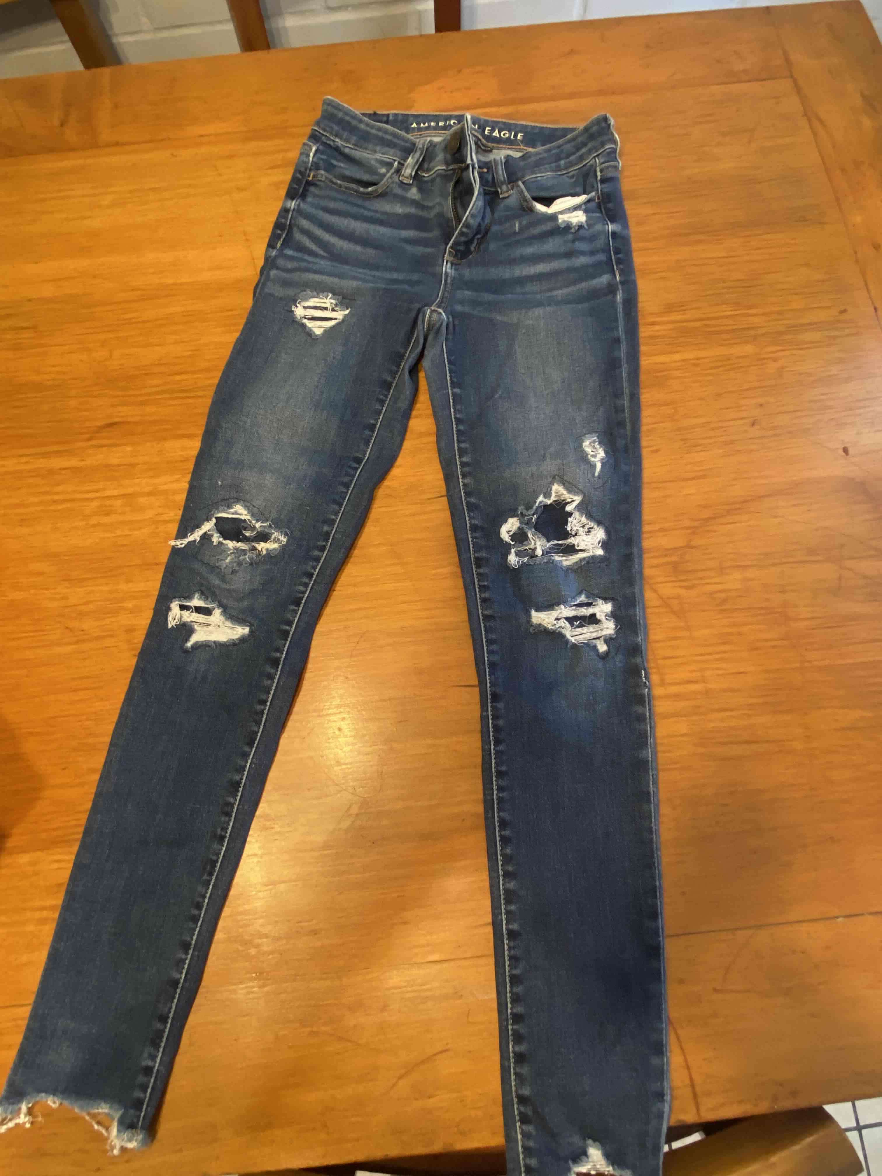 Jeans desgastados azul oscuro