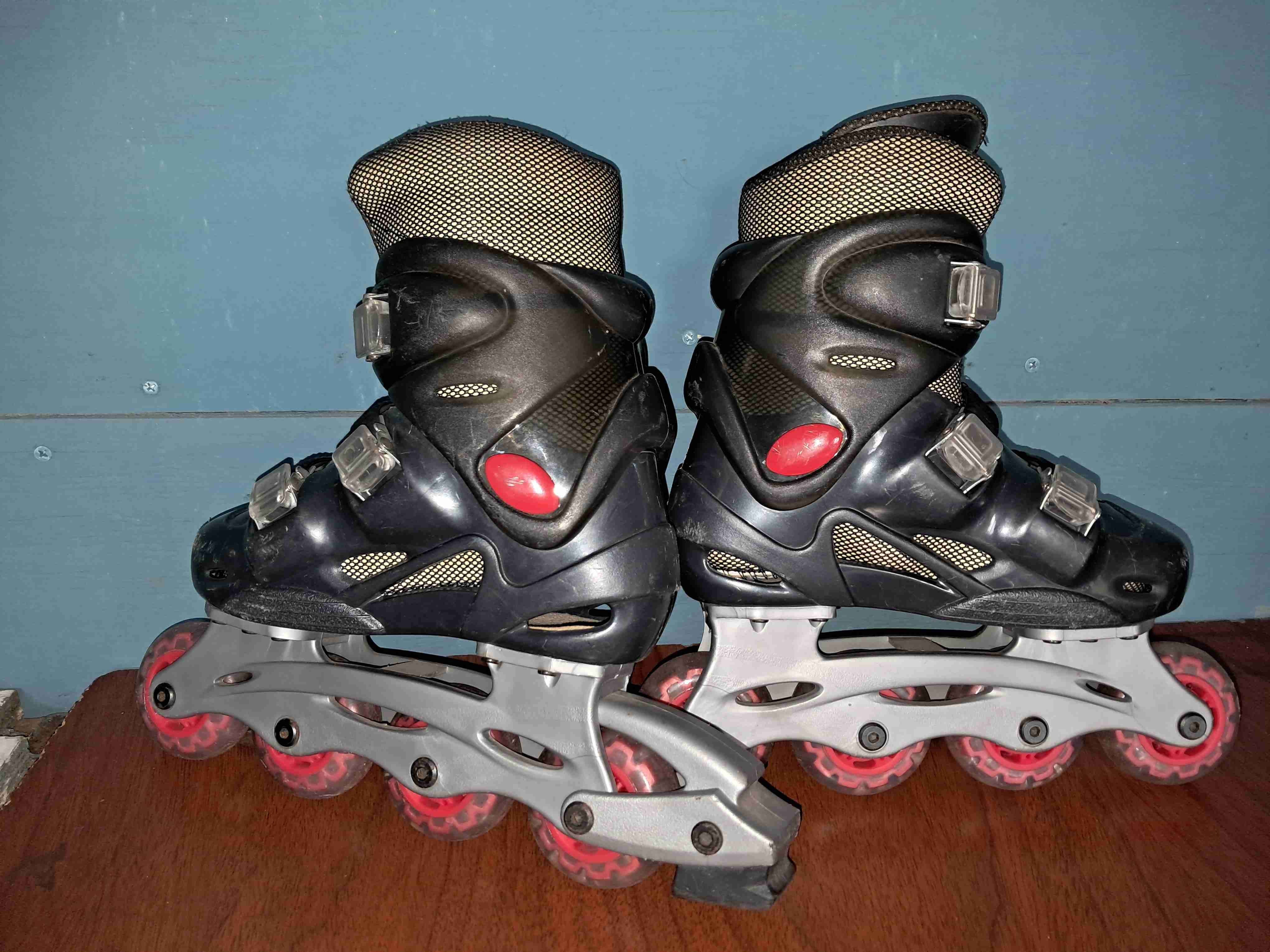 Patines en línea negros con rojo