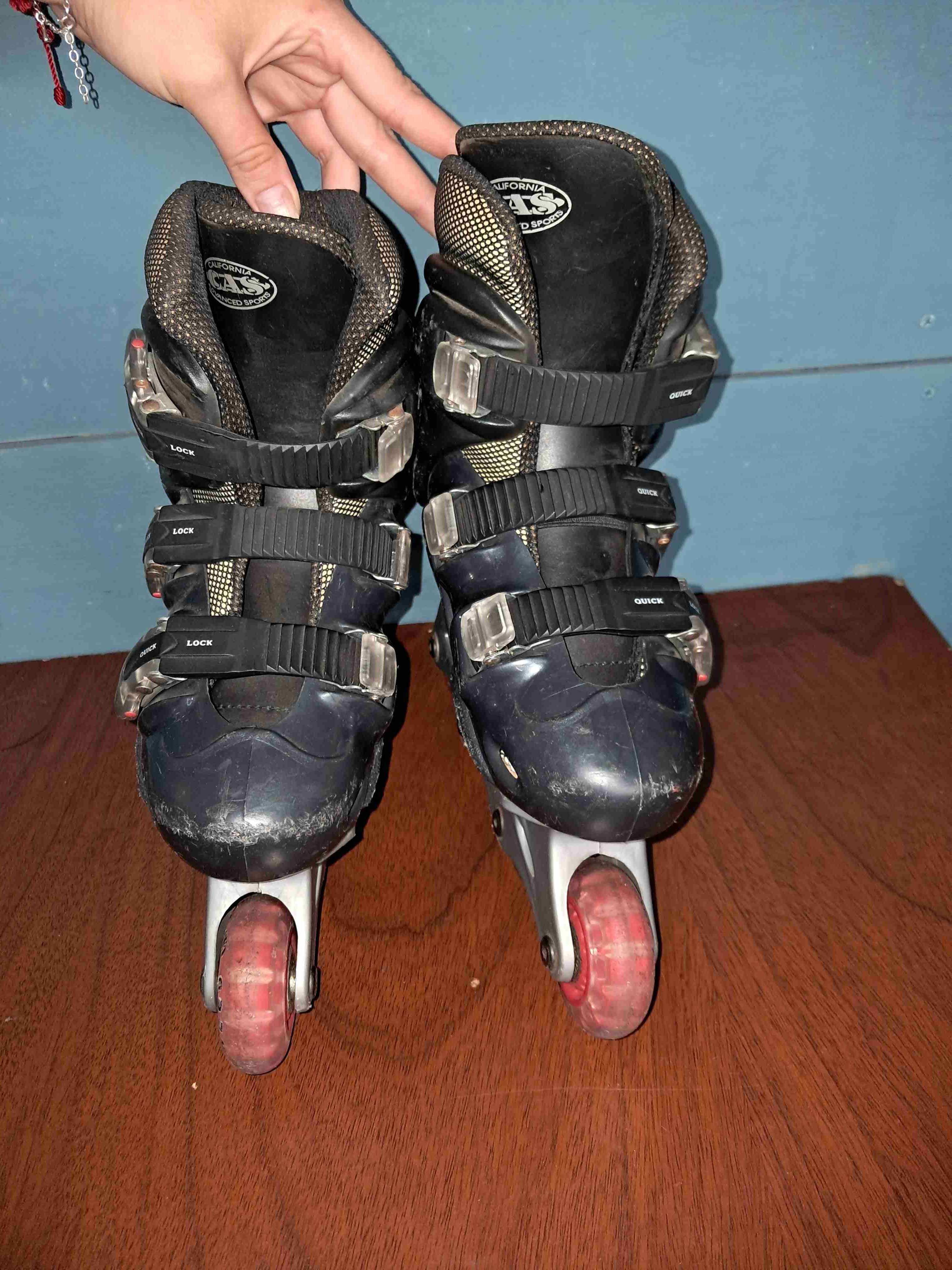 Patines en línea negros con rojo - miniatura 3