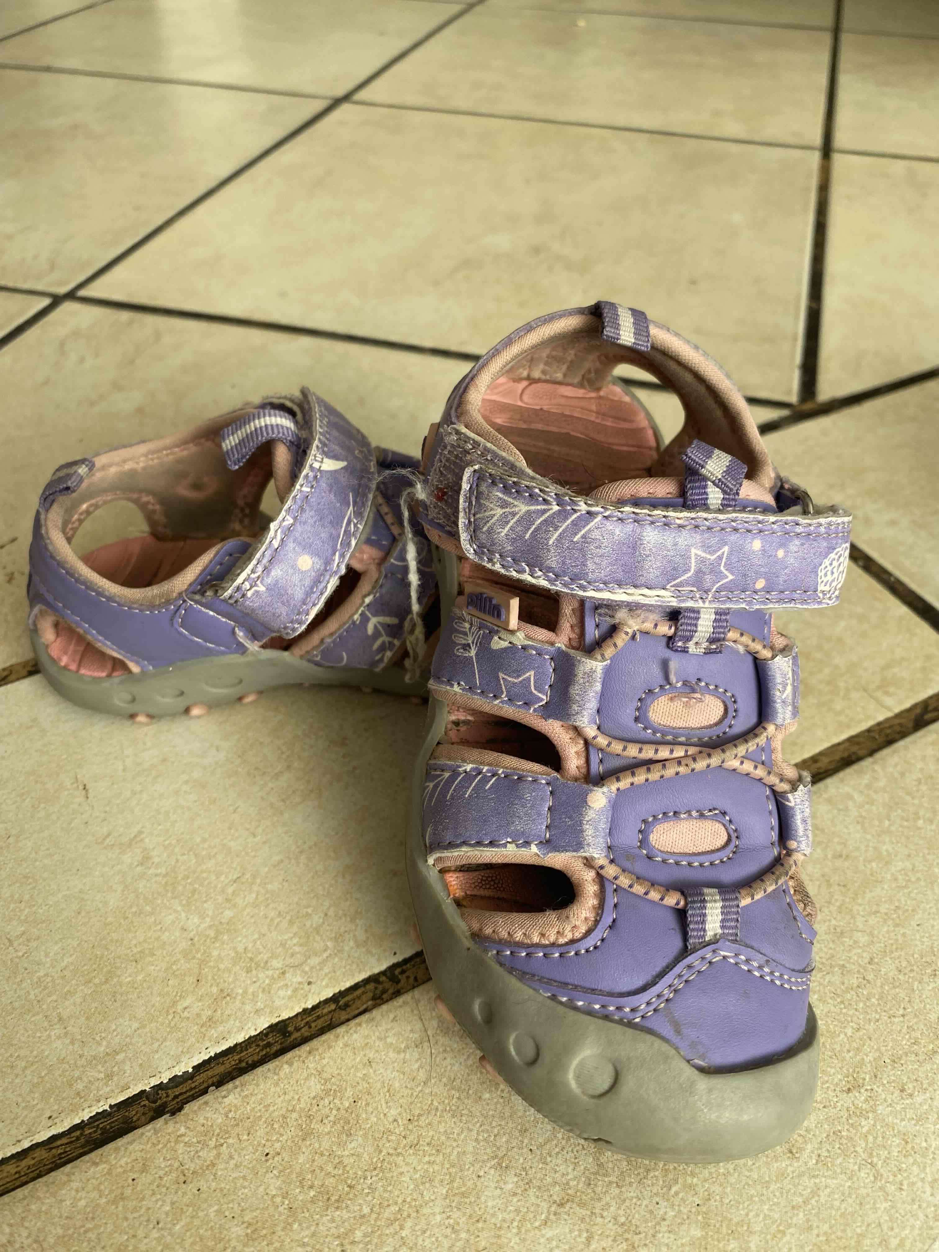 Sandalias moradas para niña, Pillín