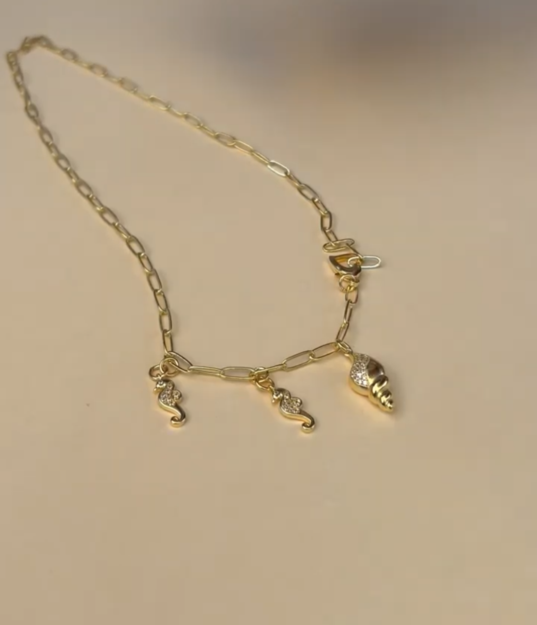 Collar de cadena dorada con dijes