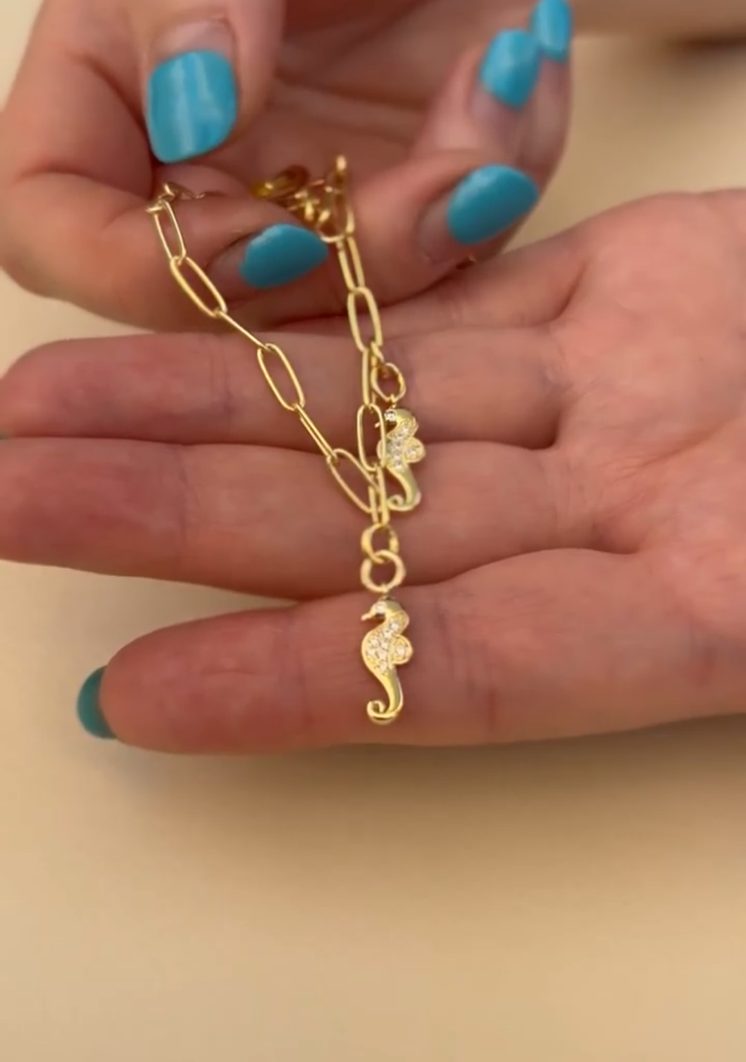 Collar de cadena dorada con dijes - miniatura 3