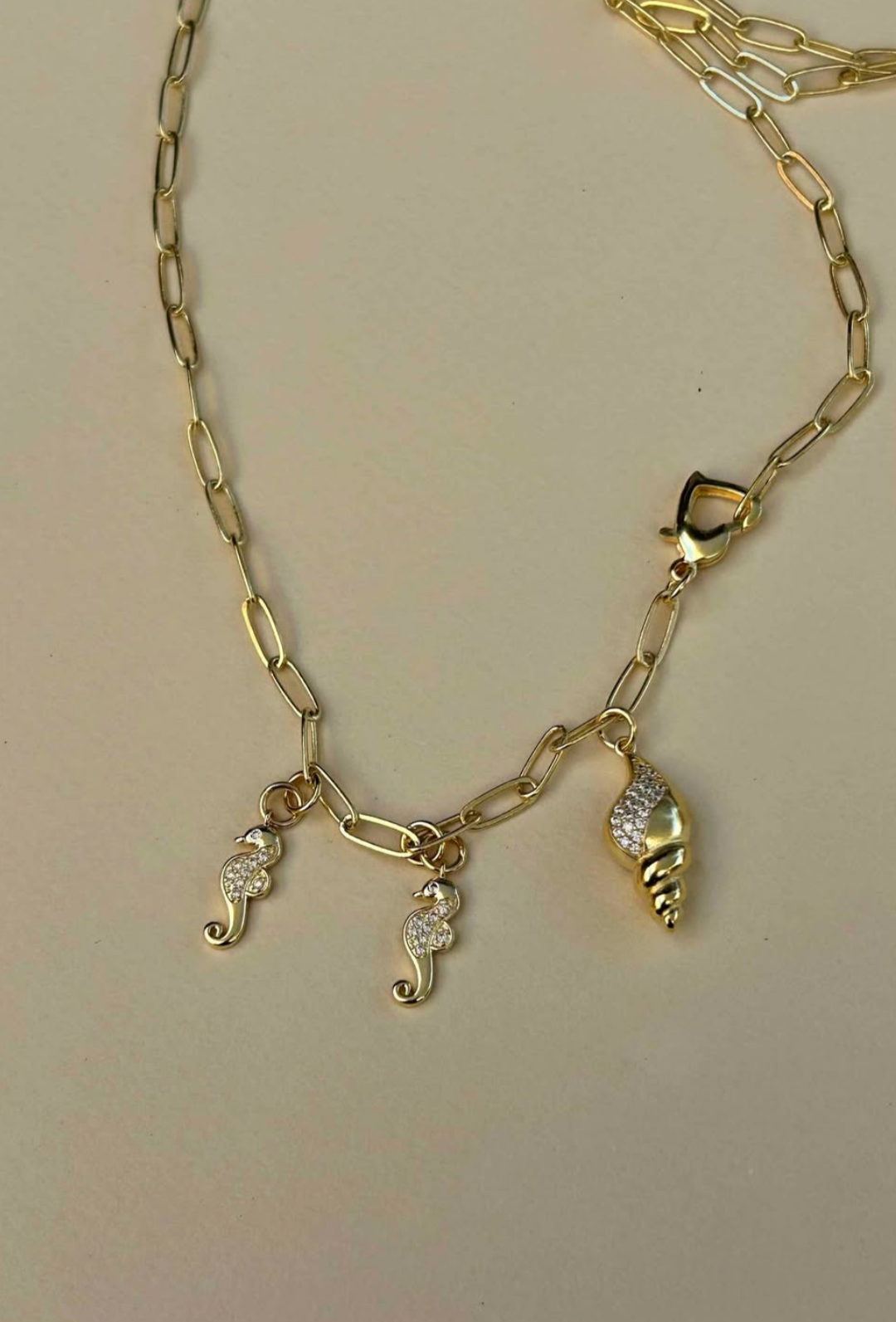 Collar de cadena dorada con dijes - miniatura 5