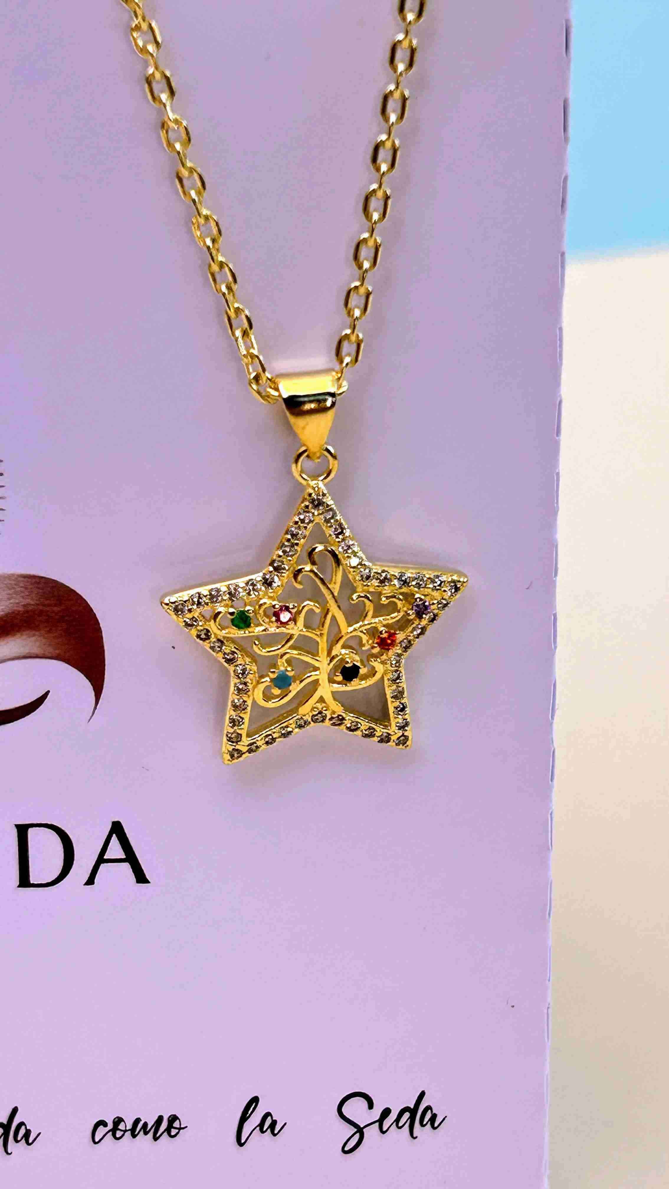 Collar dorado con colgante estrella