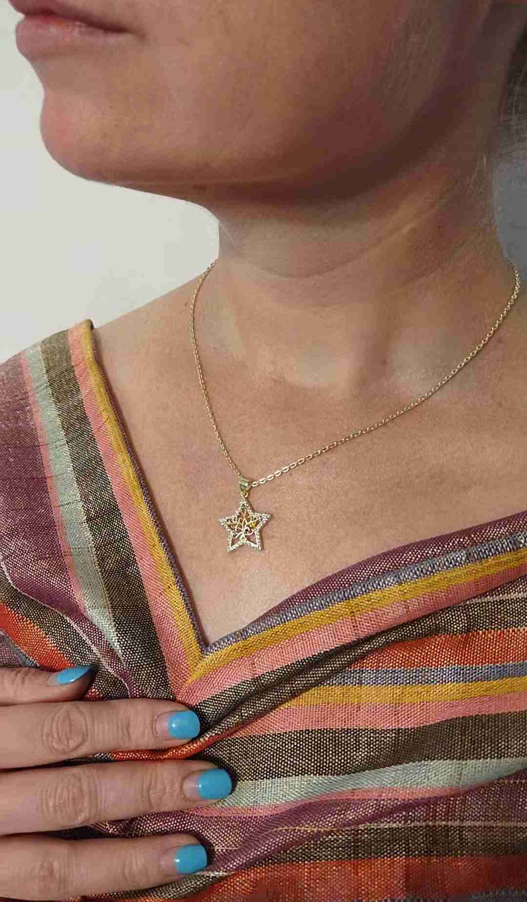 Collar dorado con colgante estrella - miniatura 2