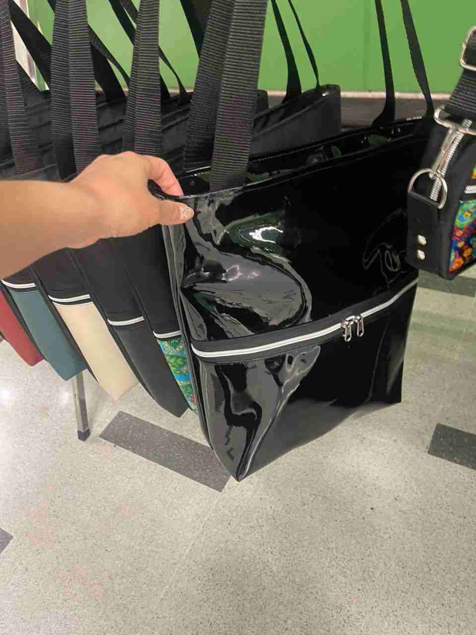 Totebag charol negro - miniatura 4