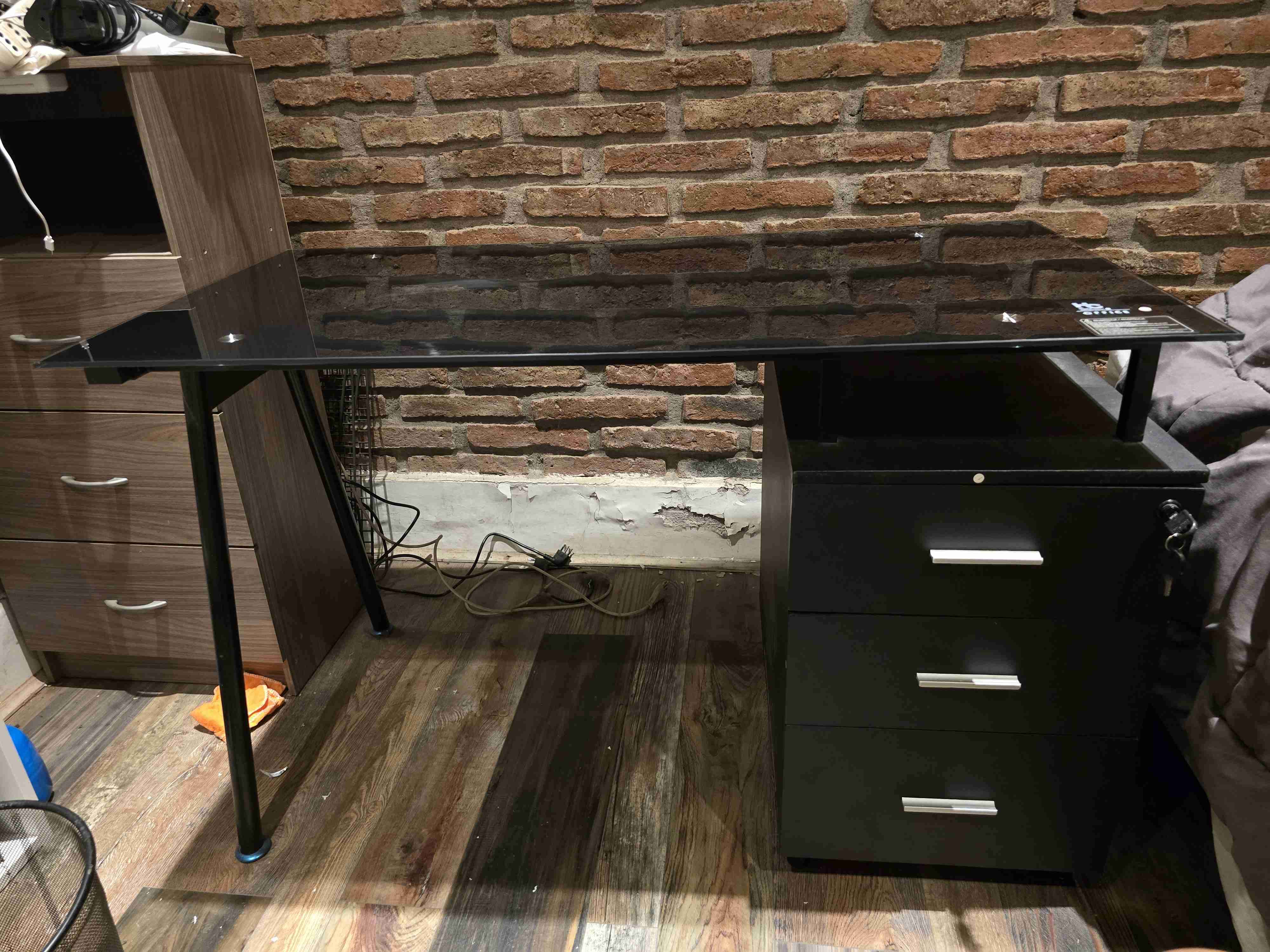 Escritorio de vidrio con cajonera