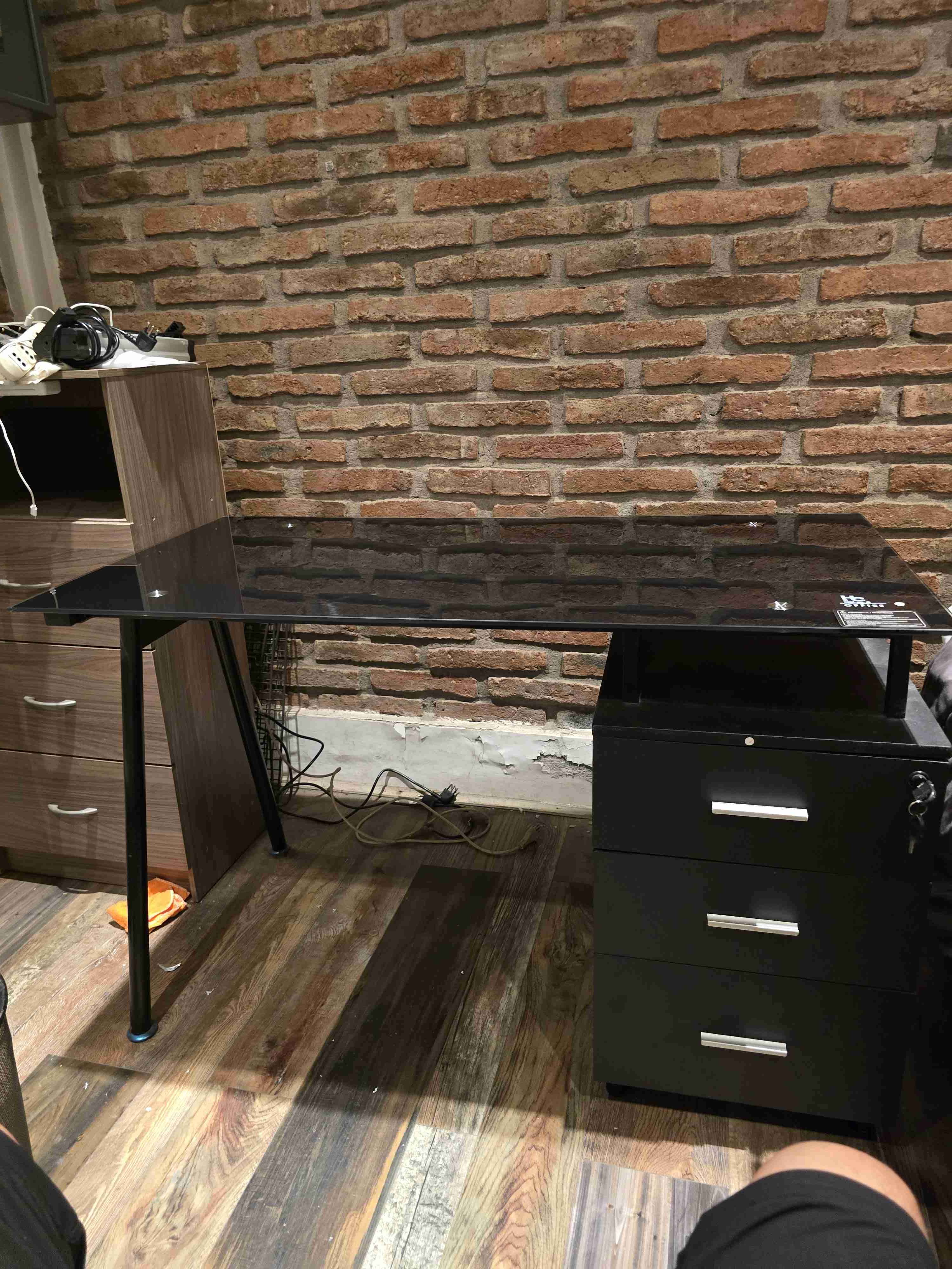 Escritorio de vidrio con cajonera - miniatura 2