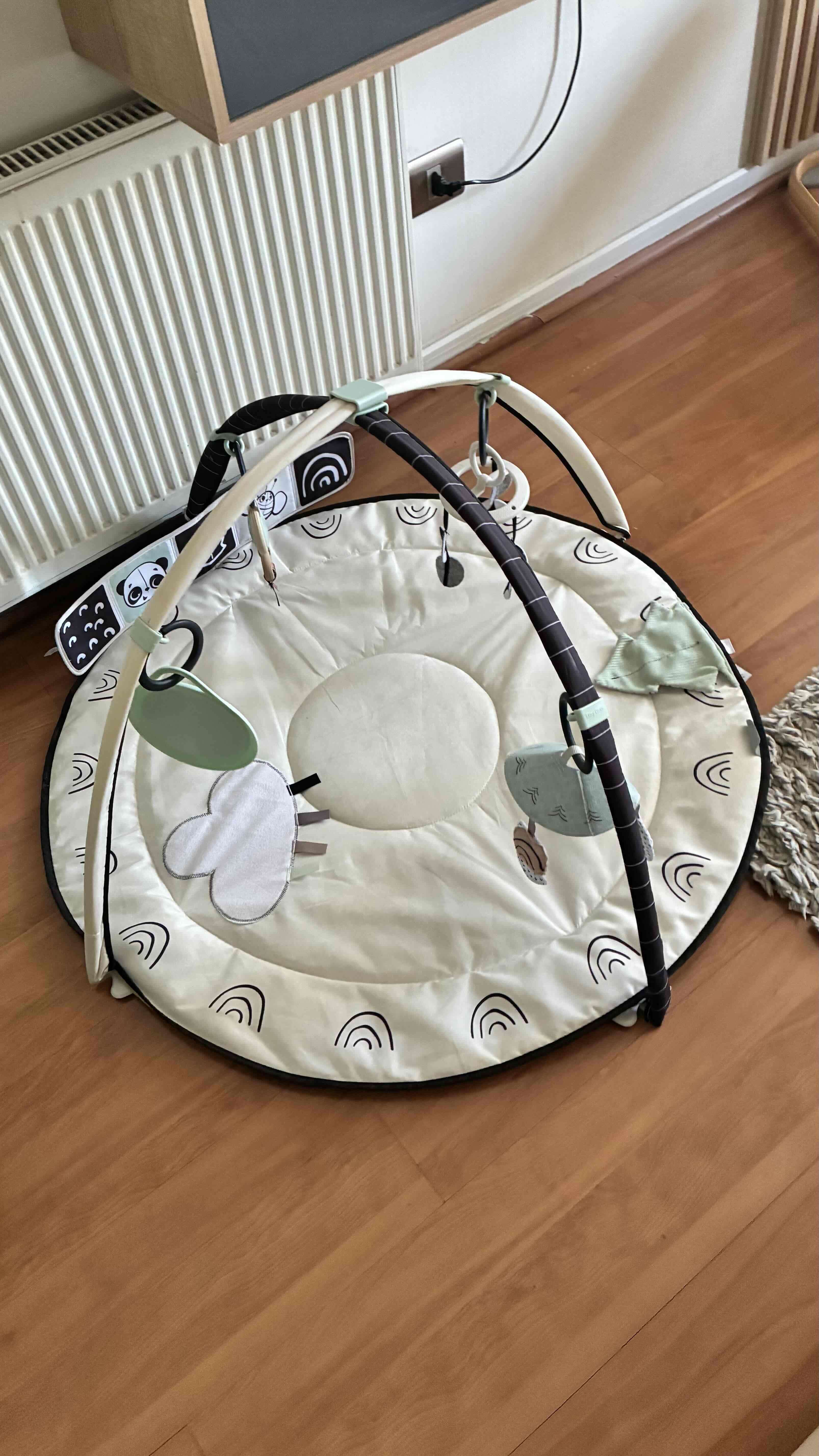 Gimnasio para bebés blanco y negro - miniatura 2