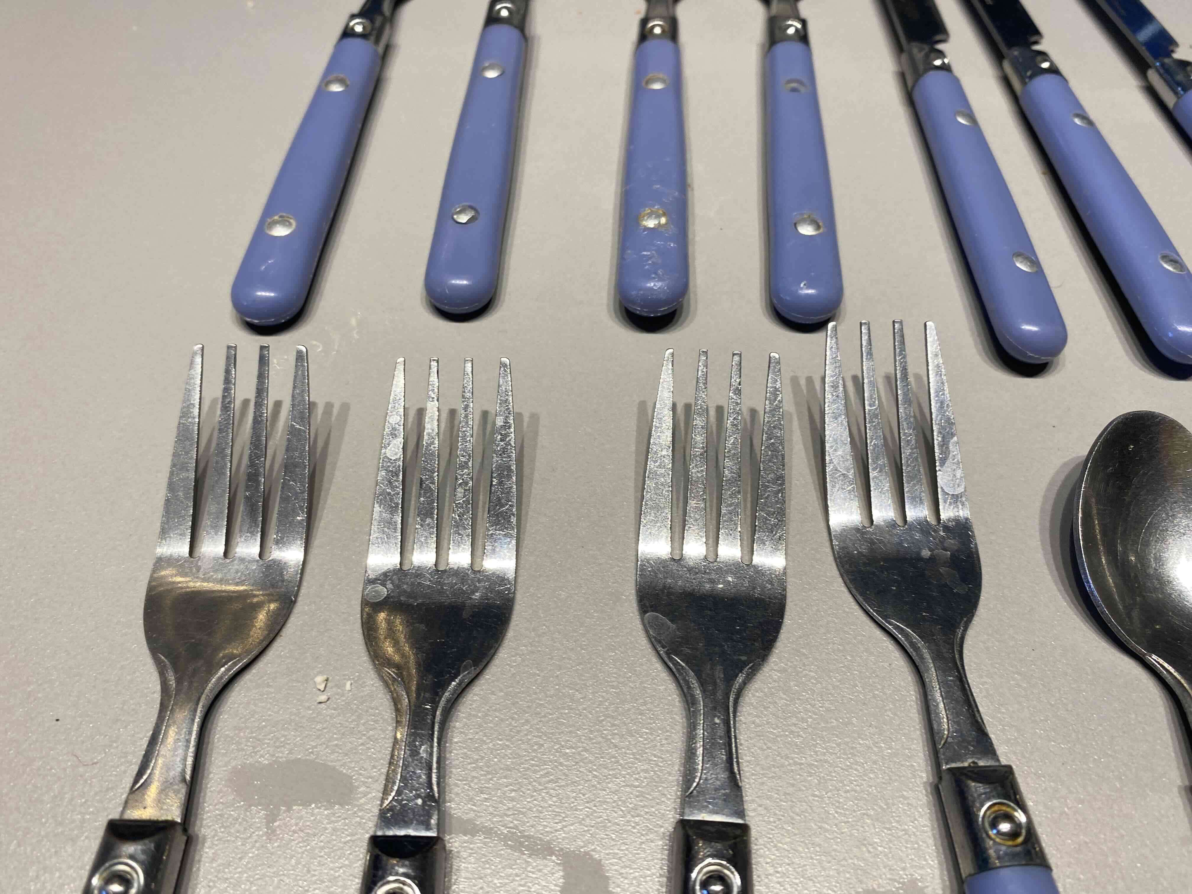 Cubiertos con mangos azules