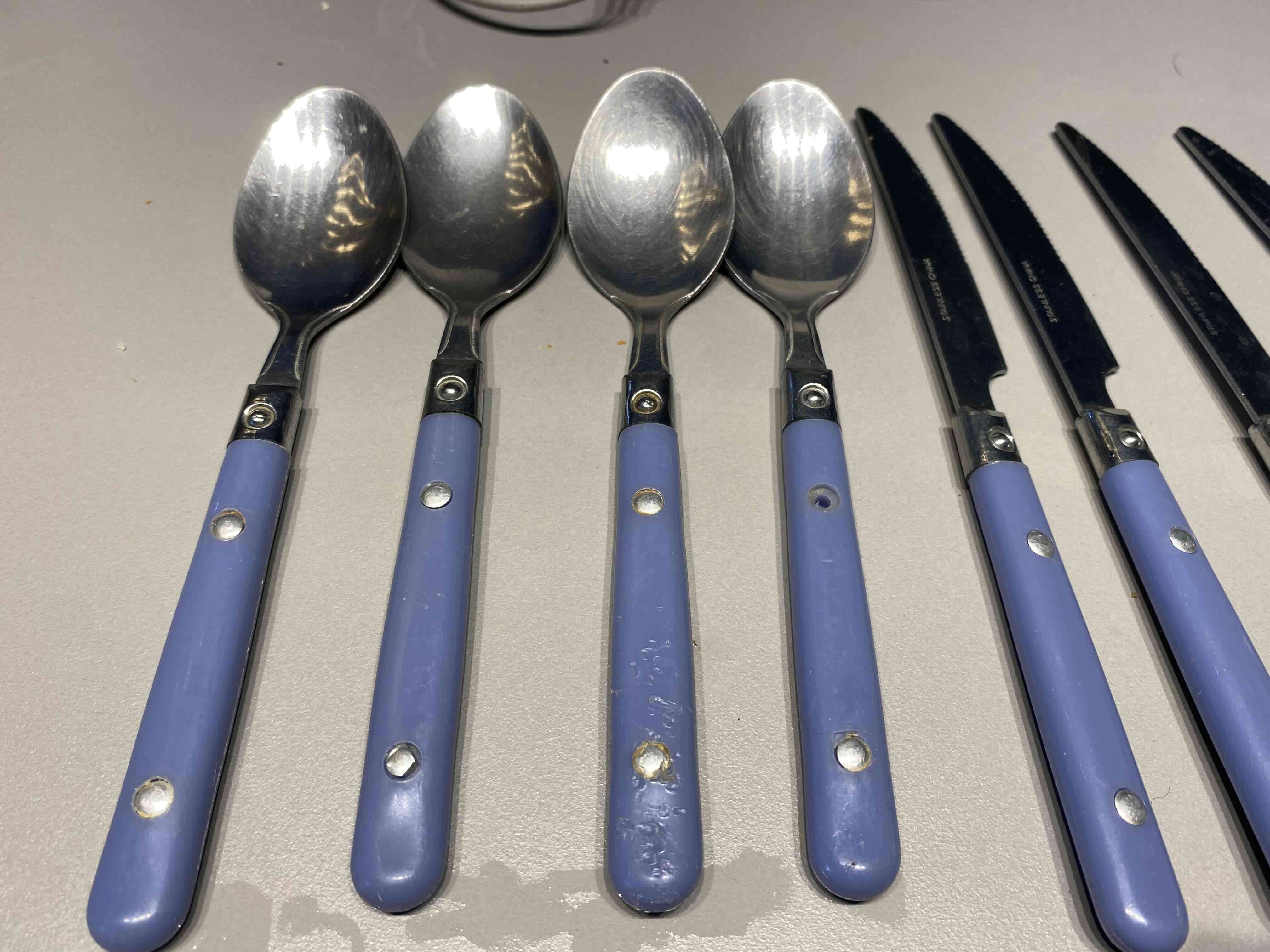 Cubiertos con mangos azules - miniatura 4