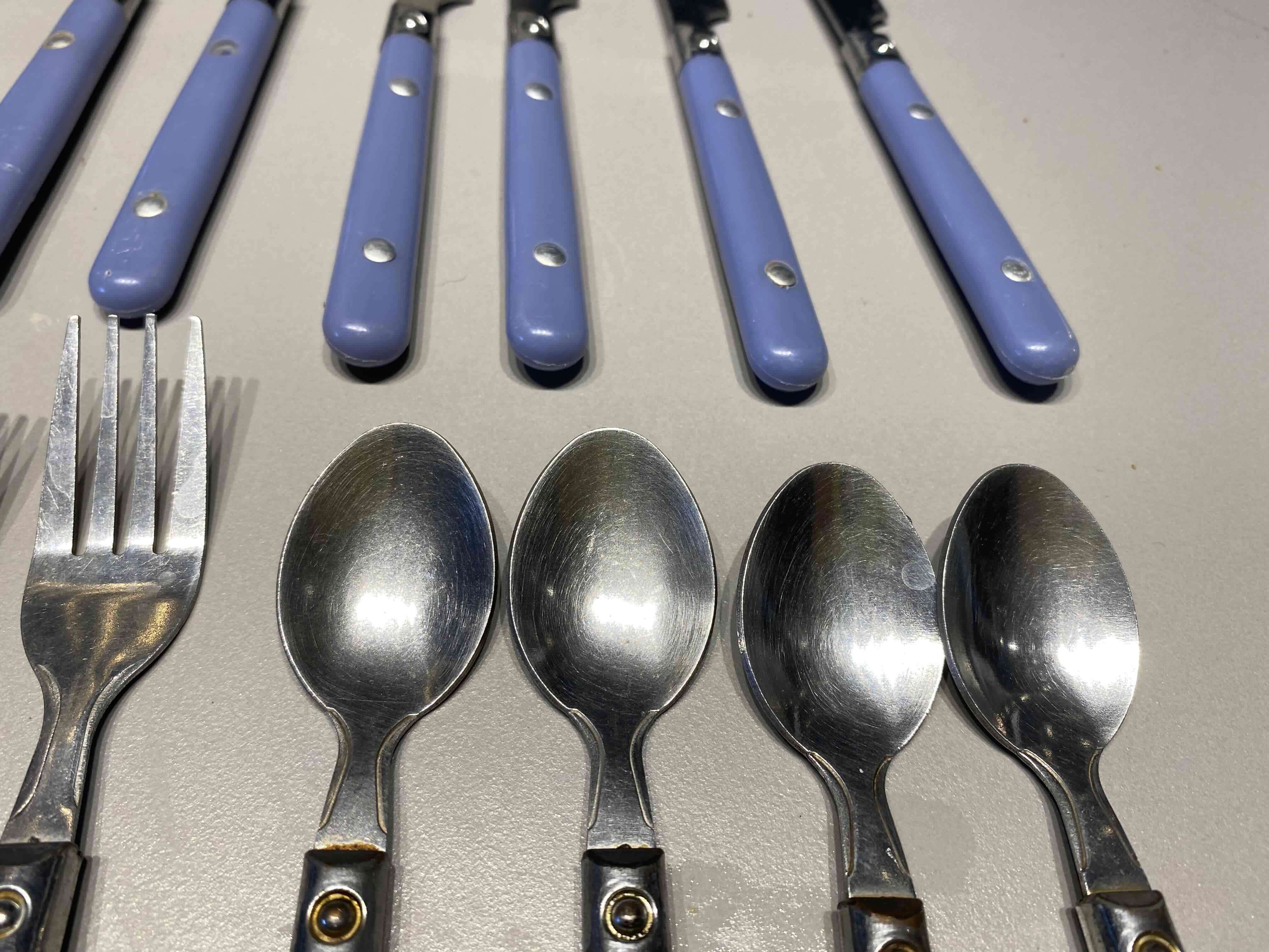 Cubiertos con mangos azules - miniatura 5