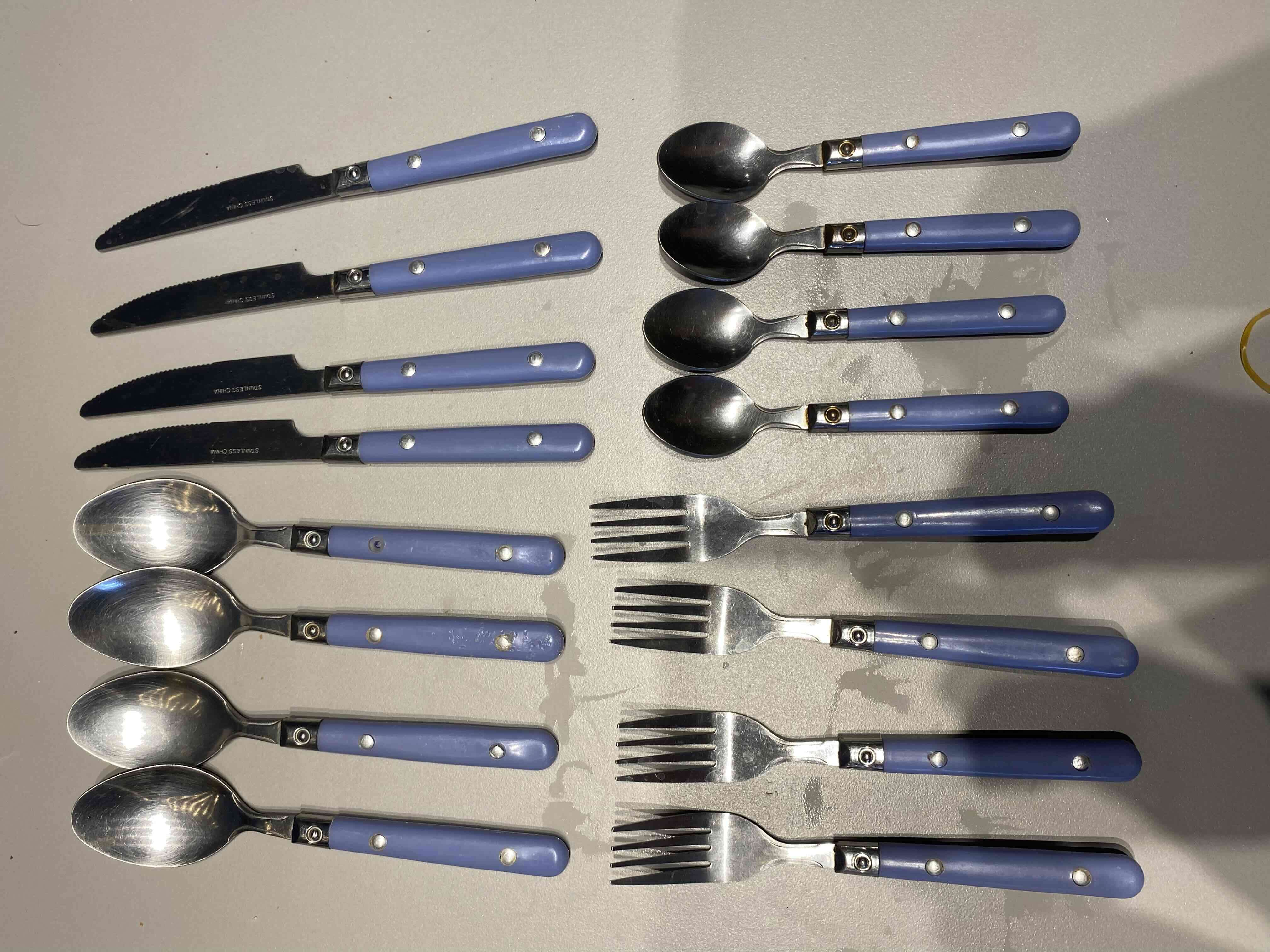 Cubiertos con mangos azules - miniatura 6